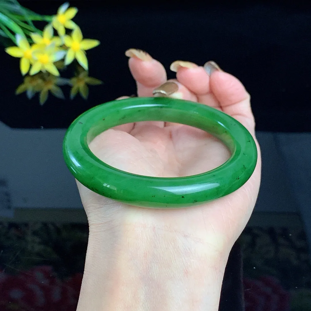 和田玉60圈口阳绿色碧玉手镯！玉质细腻油润 底色纯净 无裂无棉 脂粉好，品质高