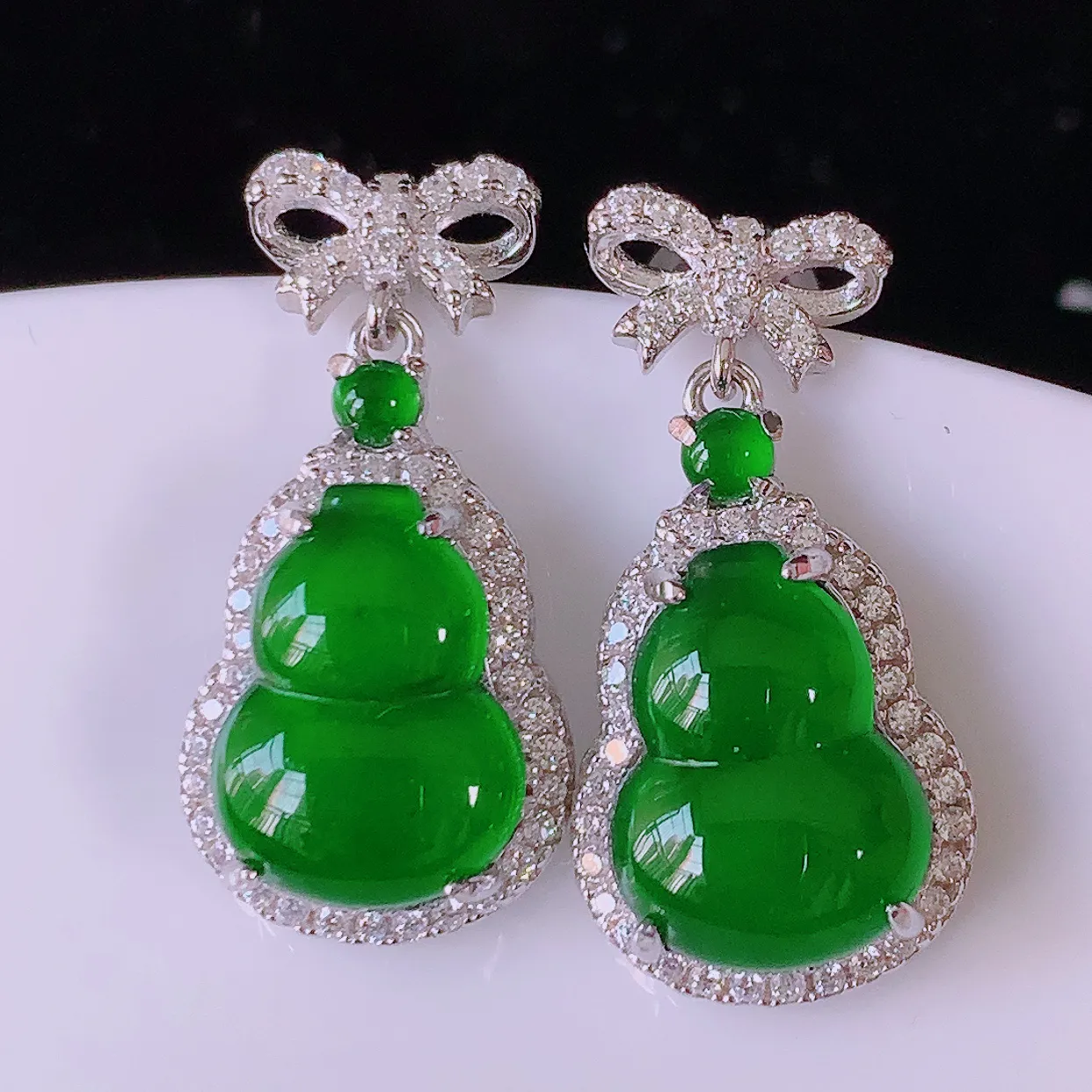冰透满绿翡翠925银镶嵌葫芦耳坠，自然光实拍，翠色灵动，颜色漂亮，种老水足，品相佳，佩戴佳品！#97.1整体22.5*11.5*5.6裸石12-8.5