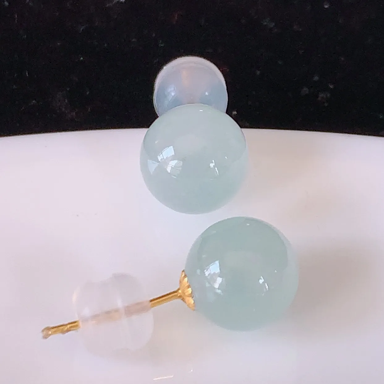 自然光实拍 18k金镶嵌冰种翡翠耳钉，沁人心脾，豪华镶嵌而成，耳钉佩戴效果大气出众，尽显气质。种水好，胶感足，颜相当漂亮，高性价比，值得入手品鉴！#42.13耳钉整体18.5裸石8