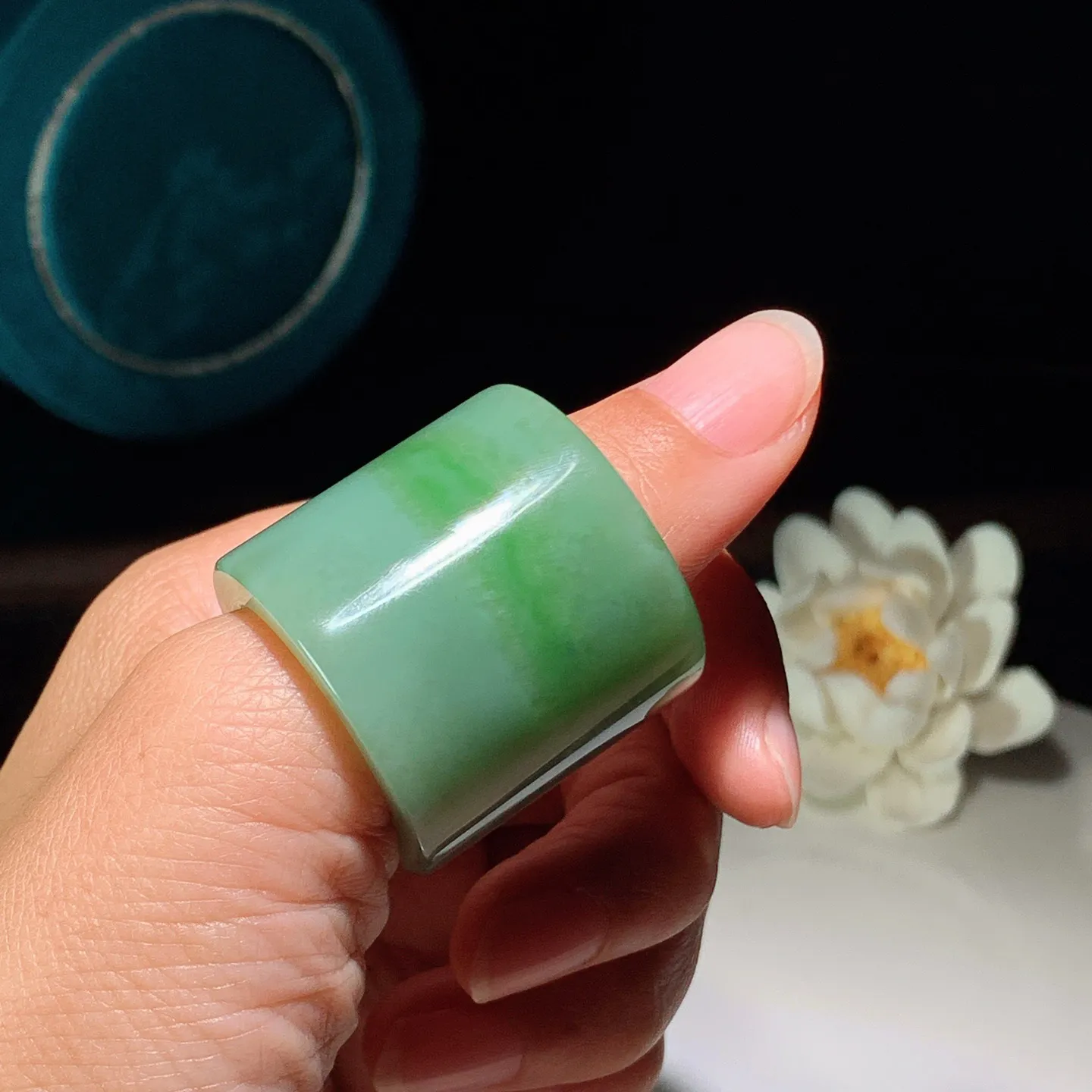 和田玉白飘阳绿俄罗斯碧玉扳指 内径21.5尺寸30/4重54.5克 玉质细腻油润 底色纯净 脂粉好，品质好。lt260114