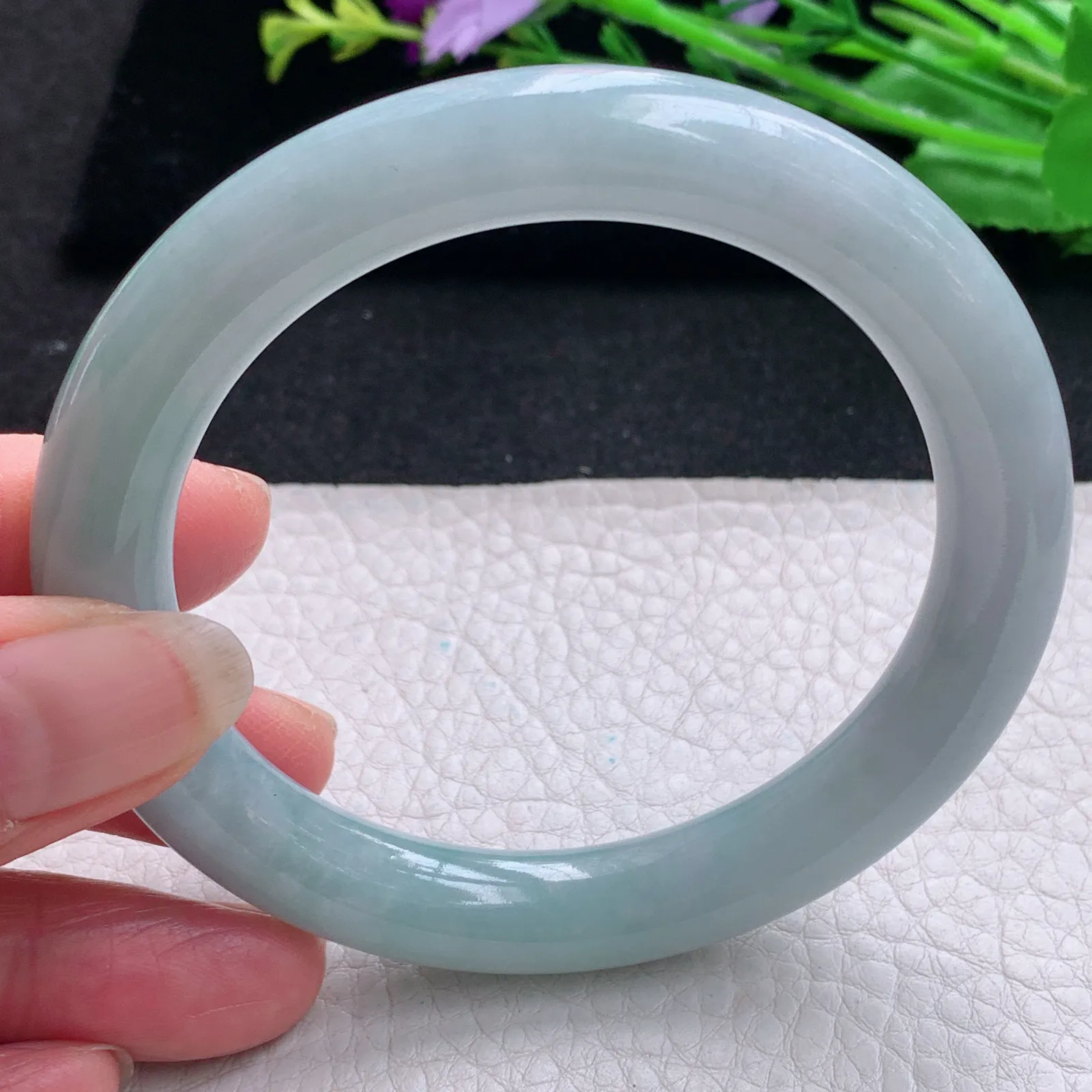 js实拍56*10.2美人镯 天然缅甸翡翠浅绿水润玉手镯圆条叮当镯