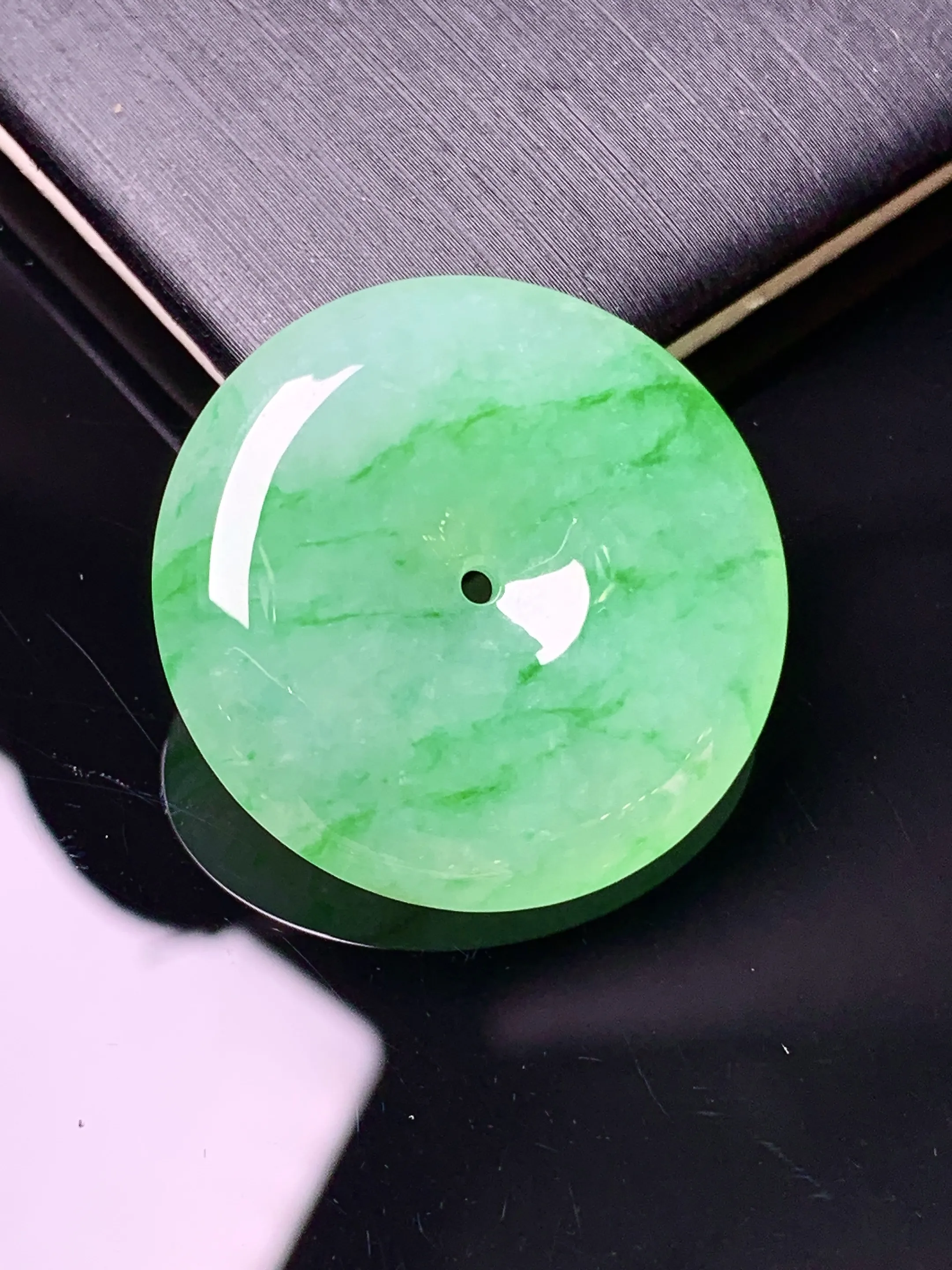 翠绿平安扣吊坠 玉质细腻 色泽艳丽清新 整体尺寸27.3*6