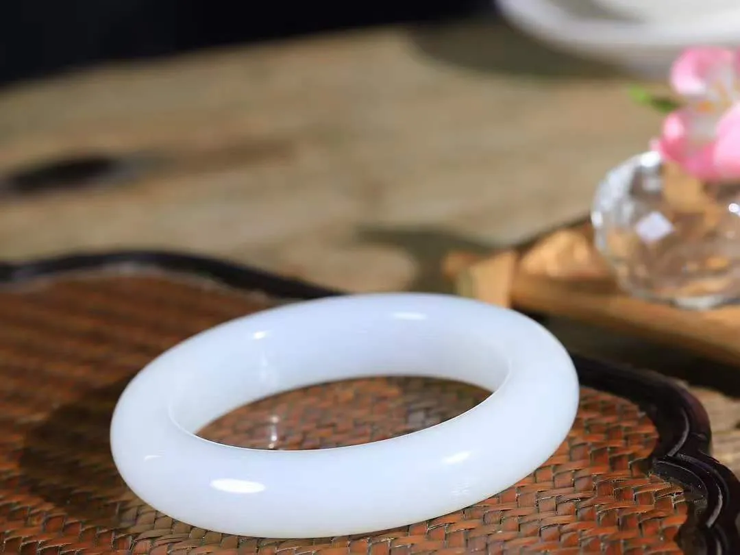 【腕间柔情.手镯】   

精品️和田玉白玉手镯 玉质温润细腻 油性十足 古朴秀雅 轻抚岁月的栏杆