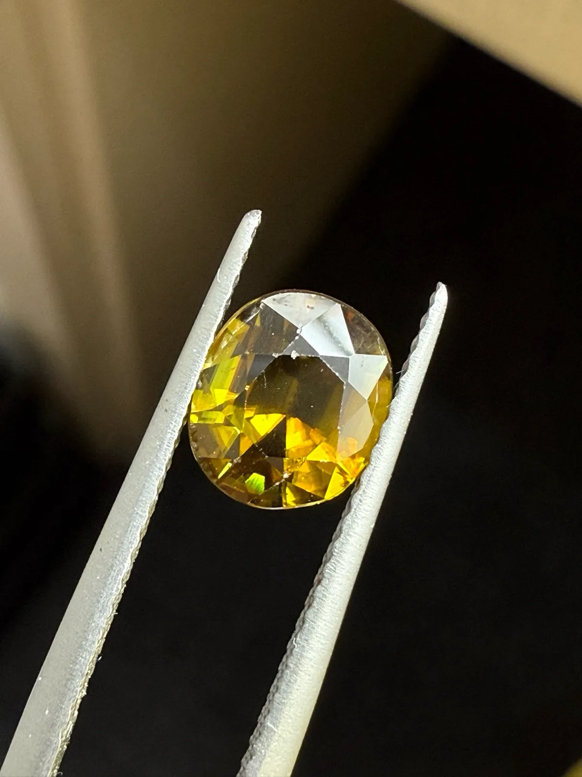 1.97克拉天然榍石戒面裸石，颜色超美，火彩超好，尺寸：7.7*6.6*5.2mm