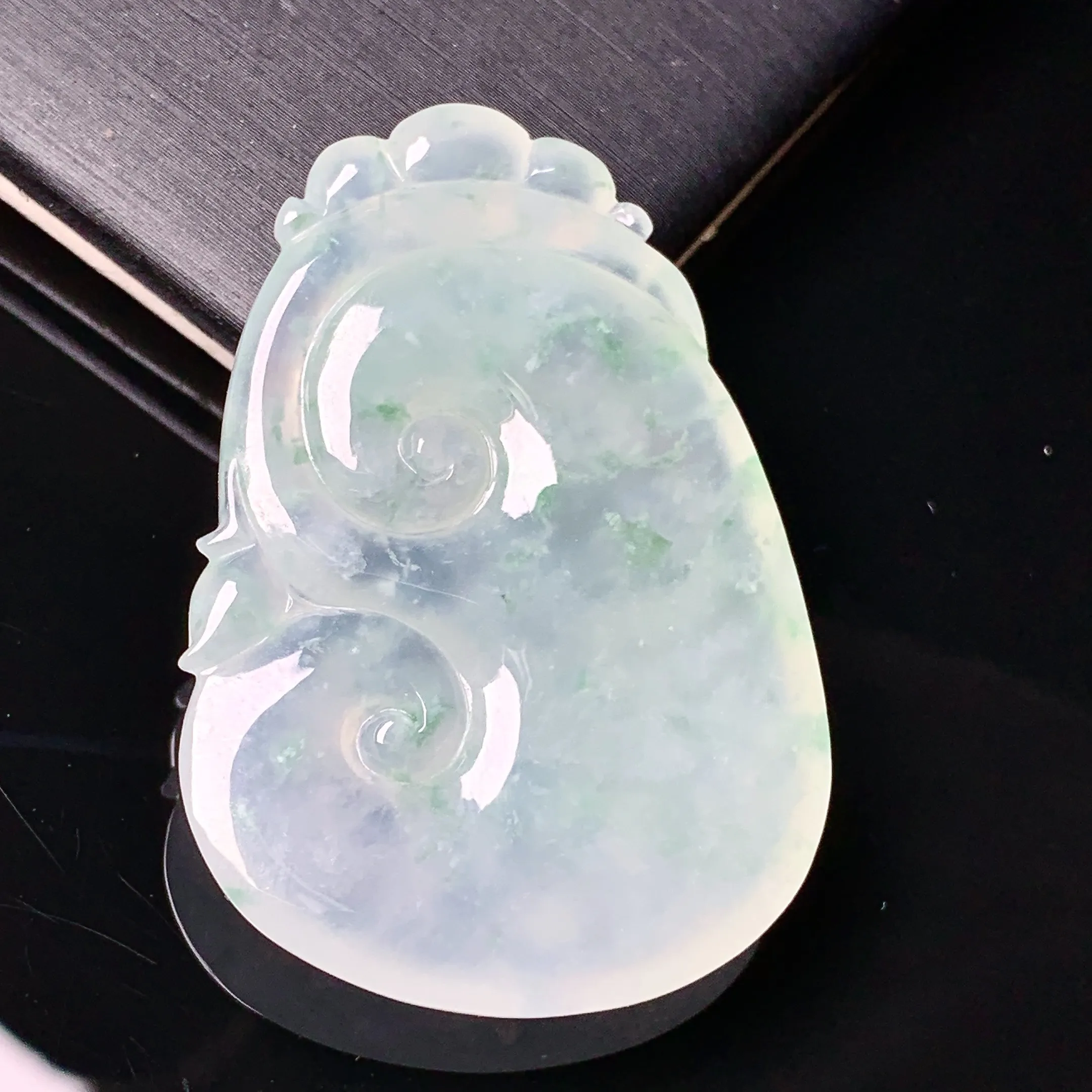 冰种飘花如意吊坠 玉质细腻 色泽艳丽清新 整体尺寸41.7*29*5.6