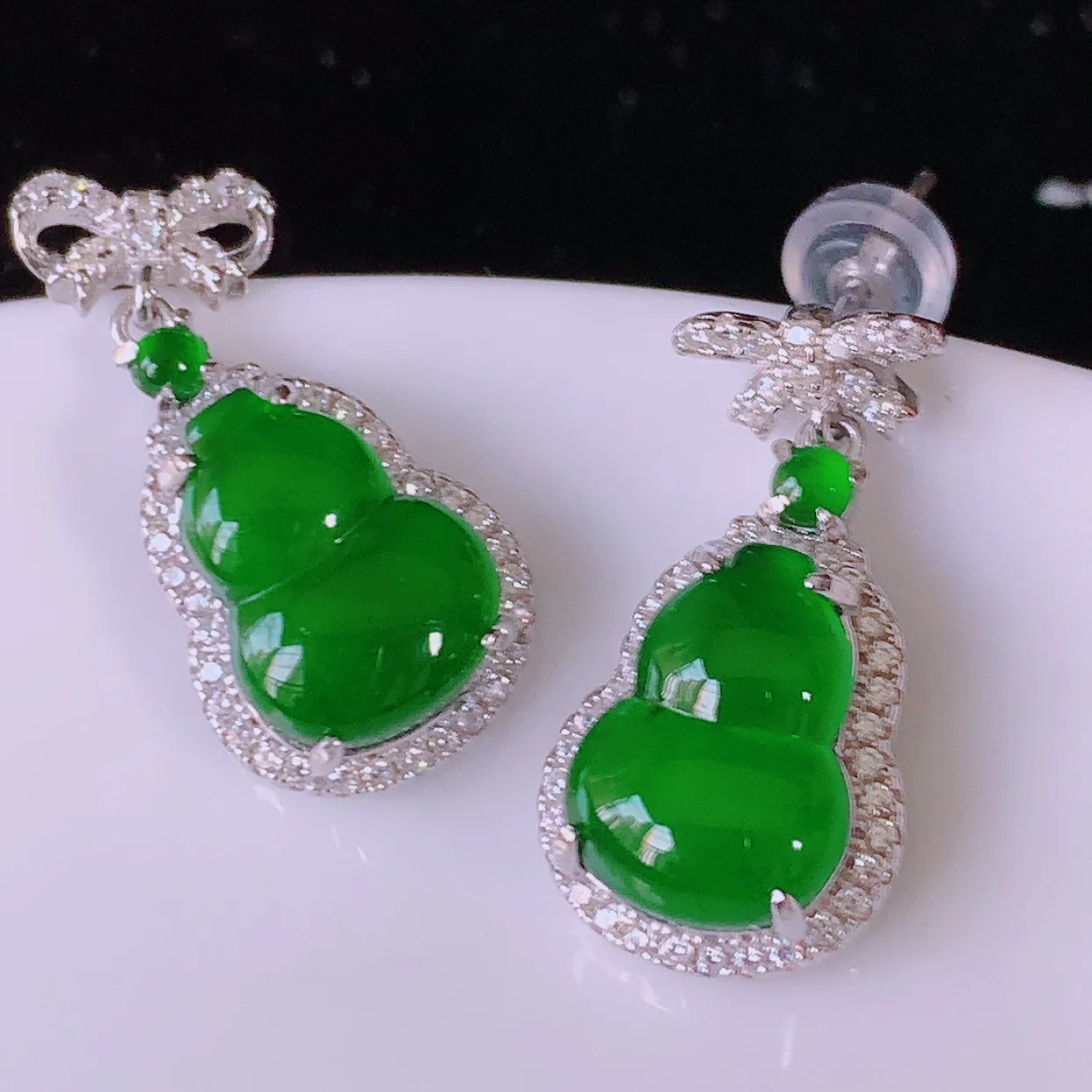 冰透满绿翡翠925银镶嵌葫芦耳坠，自然光实拍，翠色灵动，颜色漂亮，种老水足，品相佳，佩戴佳品！#97.1整体22.5*11.5*5.6裸石12-8.5