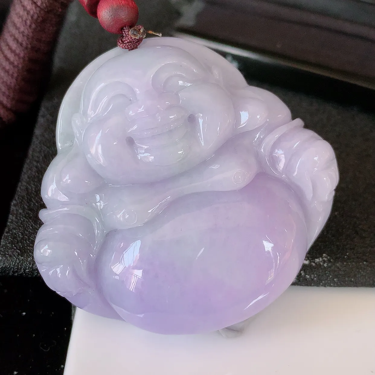 自然光实拍，大件厚装冰润紫罗兰翡翠佛公吊坠，开心笑佛，种老水足，颜色漂亮，立体饱满圆润，佩戴效果赞#46.13
