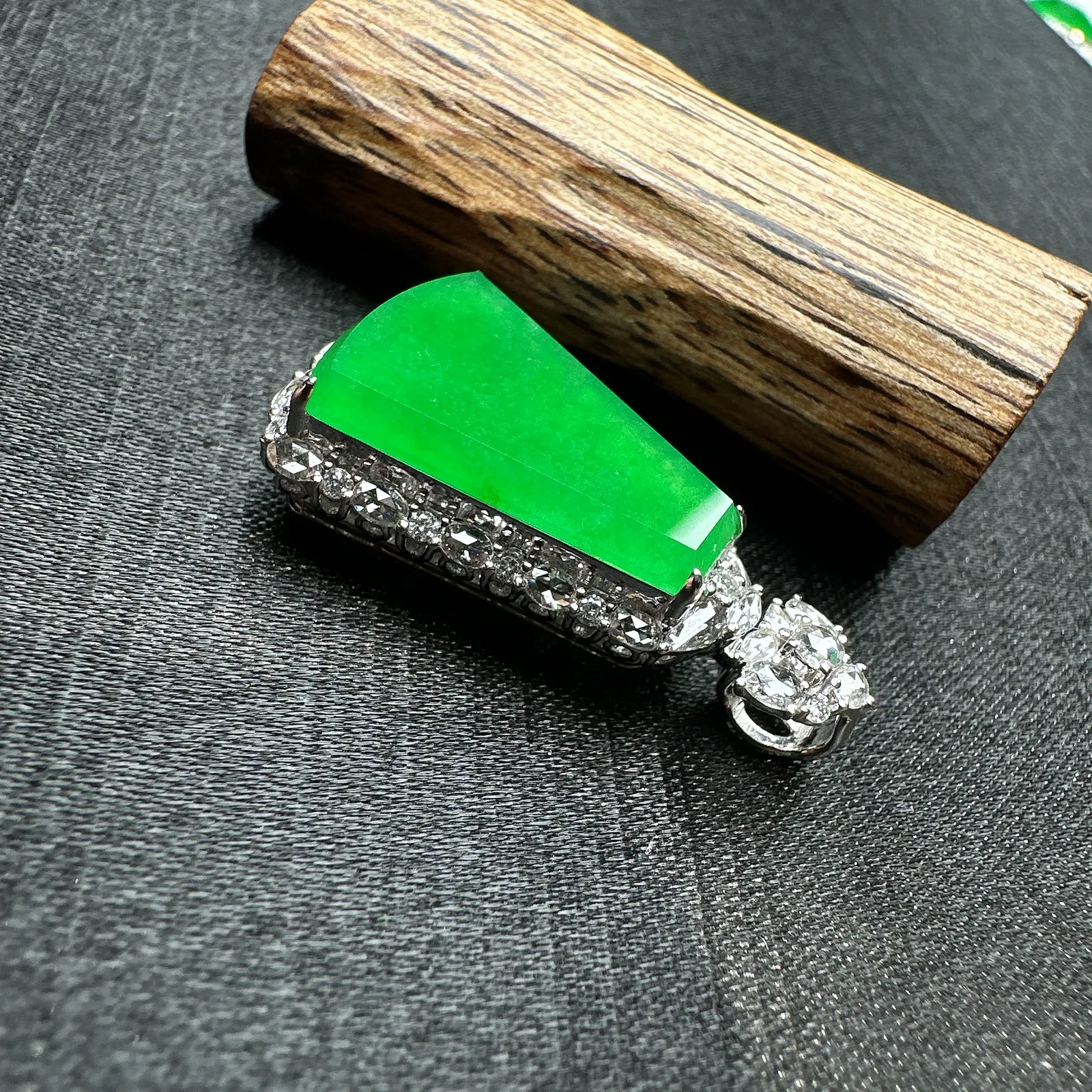 【冰种满绿无事牌】阳绿色泽，种水上乘，通透闪亮，晶莹剔透。18K金钻镶嵌，裸石尺寸18.8*12.2*2.6毫米。