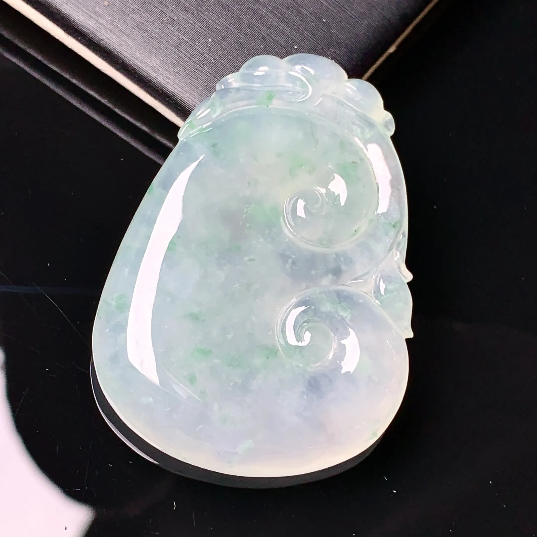 冰种飘花如意吊坠 玉质细腻 色泽艳丽清新 整体尺寸41.7*29*5.6