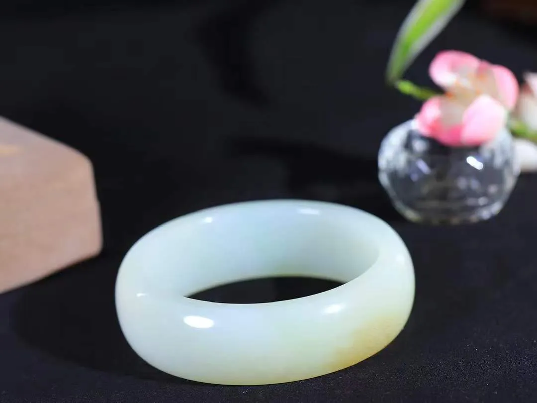 【情有独钟.手镯】

精品和田玉糖白飘翠手镯 玉质温润细腻 油性十足 手感舒适，高华雅逸，线条流畅