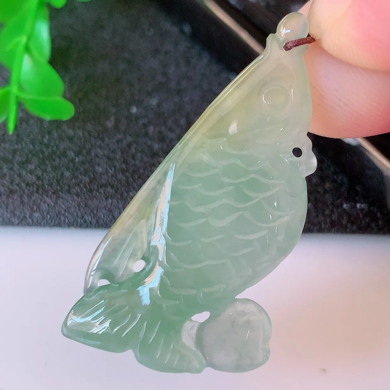 自然光实拍，冰种黄翡双彩翡翠年年有余，鱼吊坠，自由自在，寓意财源广进，雕工婉约，栩栩如生，佩戴优雅迷人！#60.13