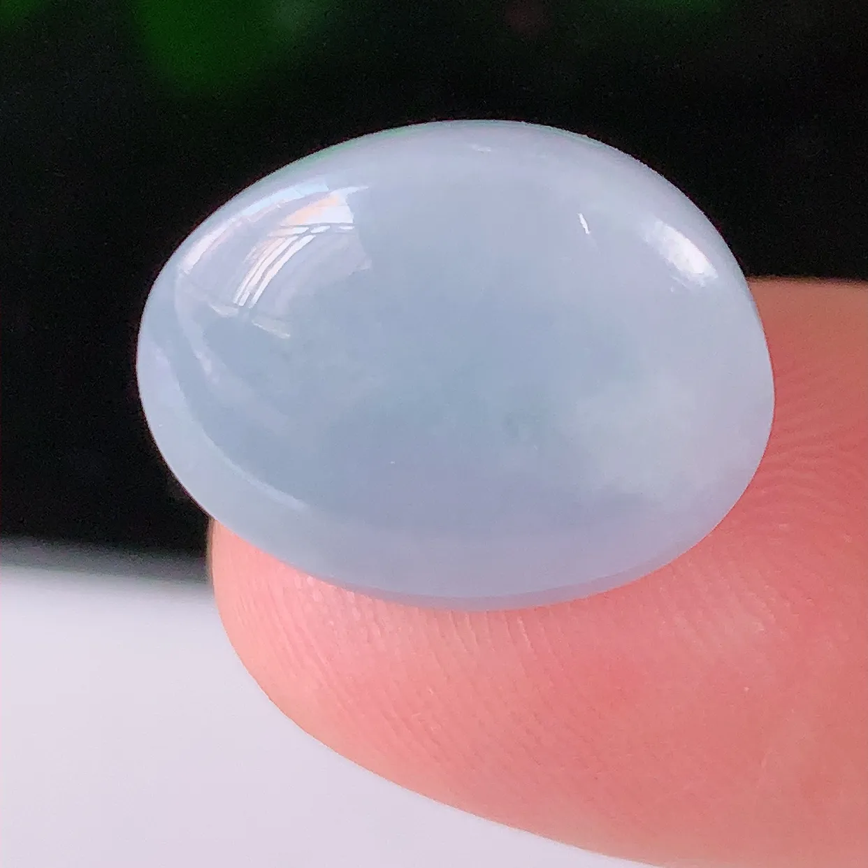 自然光实拍，冰润紫罗兰翡翠戒面，蛋面，翠色灵动，玉质细腻，颜色漂亮，品相佳，镶嵌更靓，佩戴佳品！#00.13尺寸17*14.5*9.8