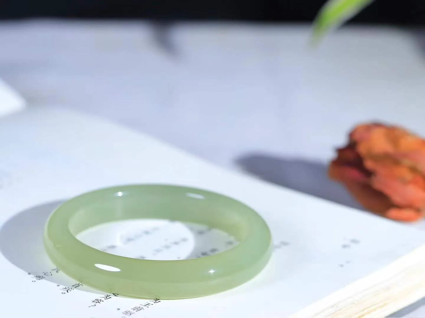 【岁月之韵.手镯】

精品和田玉晴水手镯，色泽淡雅如雨后初晴的天空，清新脱俗。手镯圆润饱满，寓意圆满