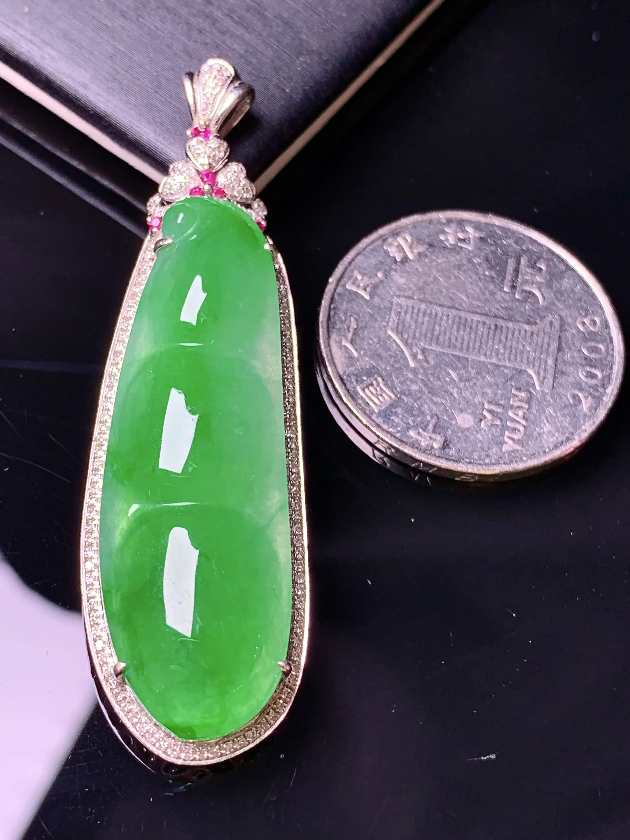 18k金钻镶嵌翠绿四季豆吊坠 玉质细腻 色泽艳丽清新 整体尺寸54.7*16.2*8.8