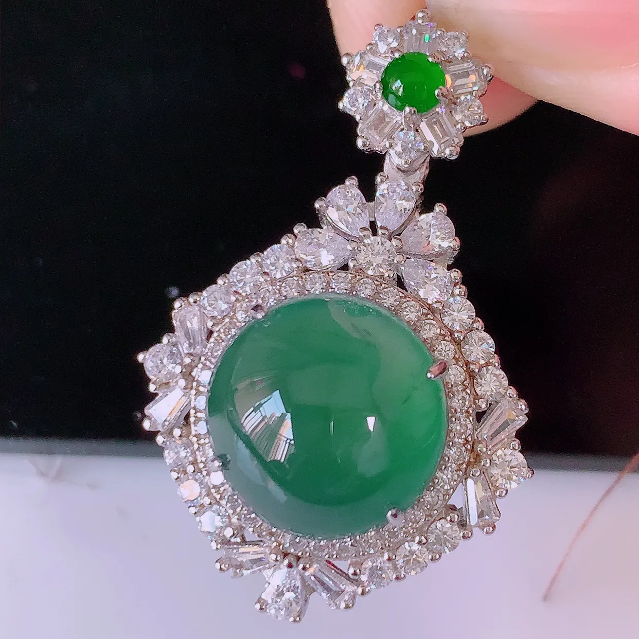 冰透满绿翡翠925银镶嵌吊坠，自然光实拍，翠色灵动，颜色漂亮，种老水足，品相佳，佩戴佳品！#97.13整体31*21*9.2裸石12-12