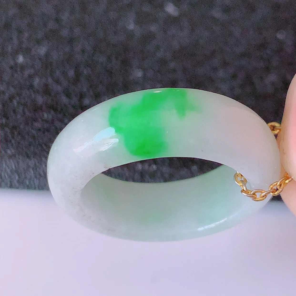 自然光实拍，16.2mm内径飘绿翡翠指环，玉戒指，玉质莹润，好精美好冰润的指环，12圈口，上手纤巧！