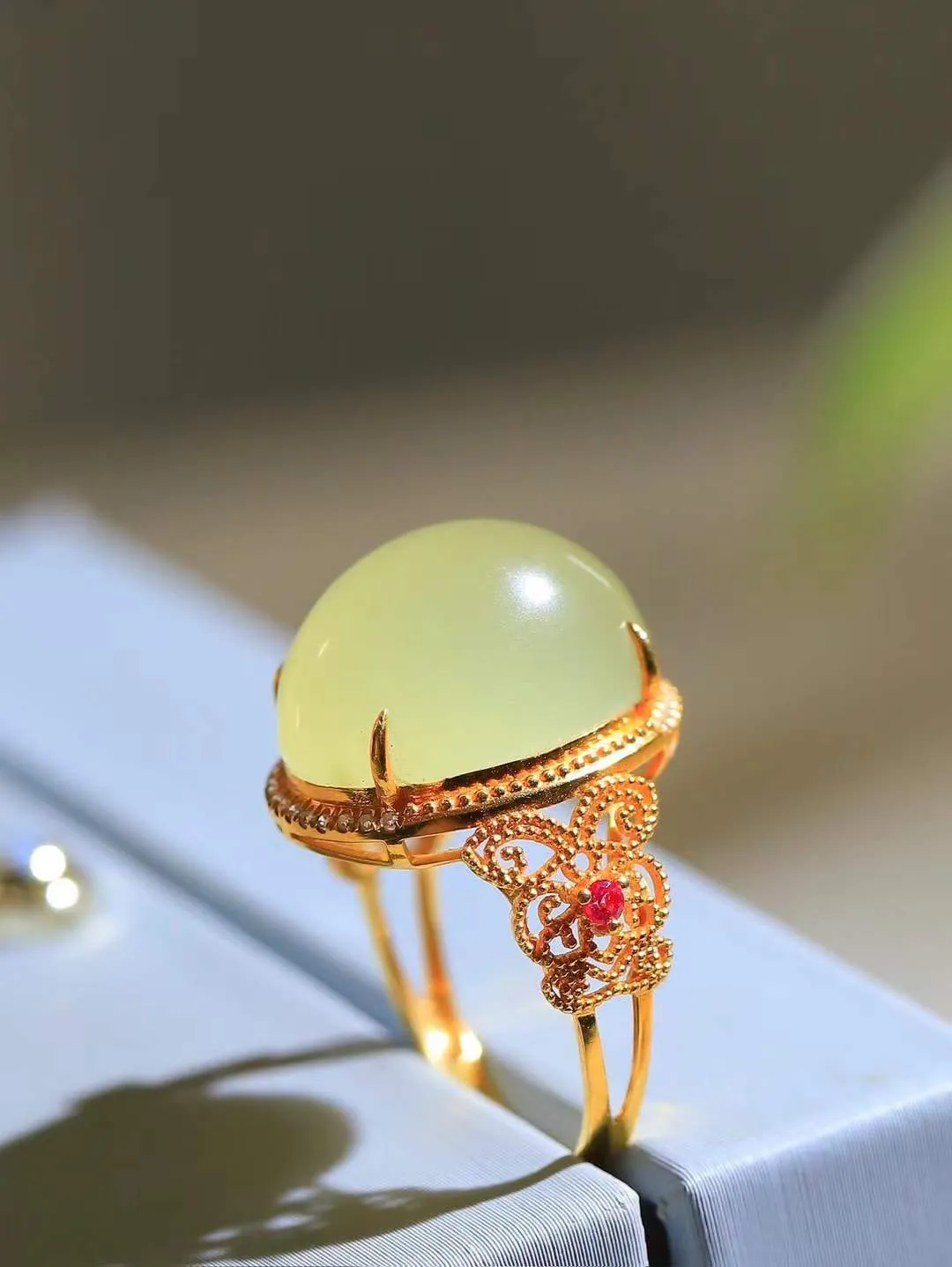 【金镶玉.戒指】

精品和田玉黄口18k金镶嵌戒指 玉质细腻温润 油性十足 ，不论时光如何流转变化，这枚戒指始终闪耀着最初的光芒。精工镶嵌18K金 （保真金 可检测贵金属18K金） 重5克 尺寸17.5-16-12mm 78171355A