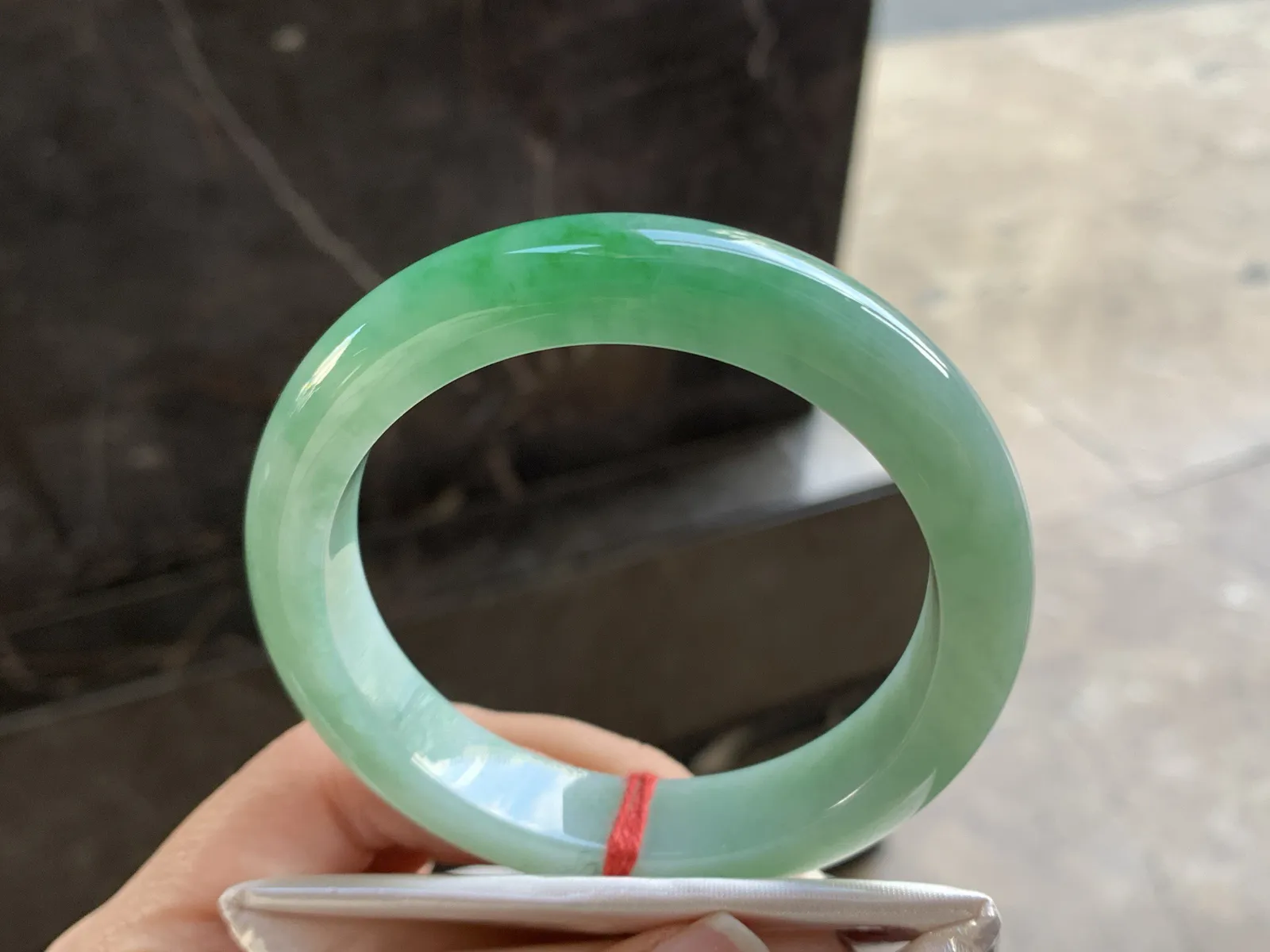 58-12.4-9.3

绿色手镯^_^鲜艳 玉质温润 底妆细腻