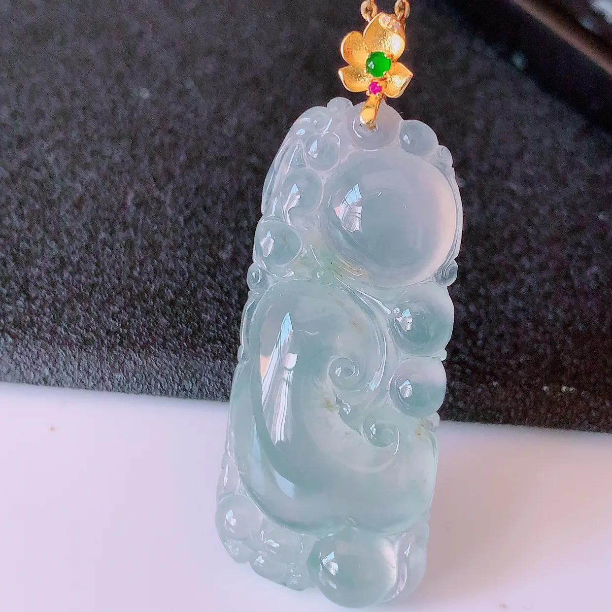 自然光实拍，18K金镶嵌冰种翡翠如意吊坠，简单的镶嵌设计、让玉坠百搭又精致，寓意着吉祥，事事如意！#1.13整体47.5裸石40*18*6.5
