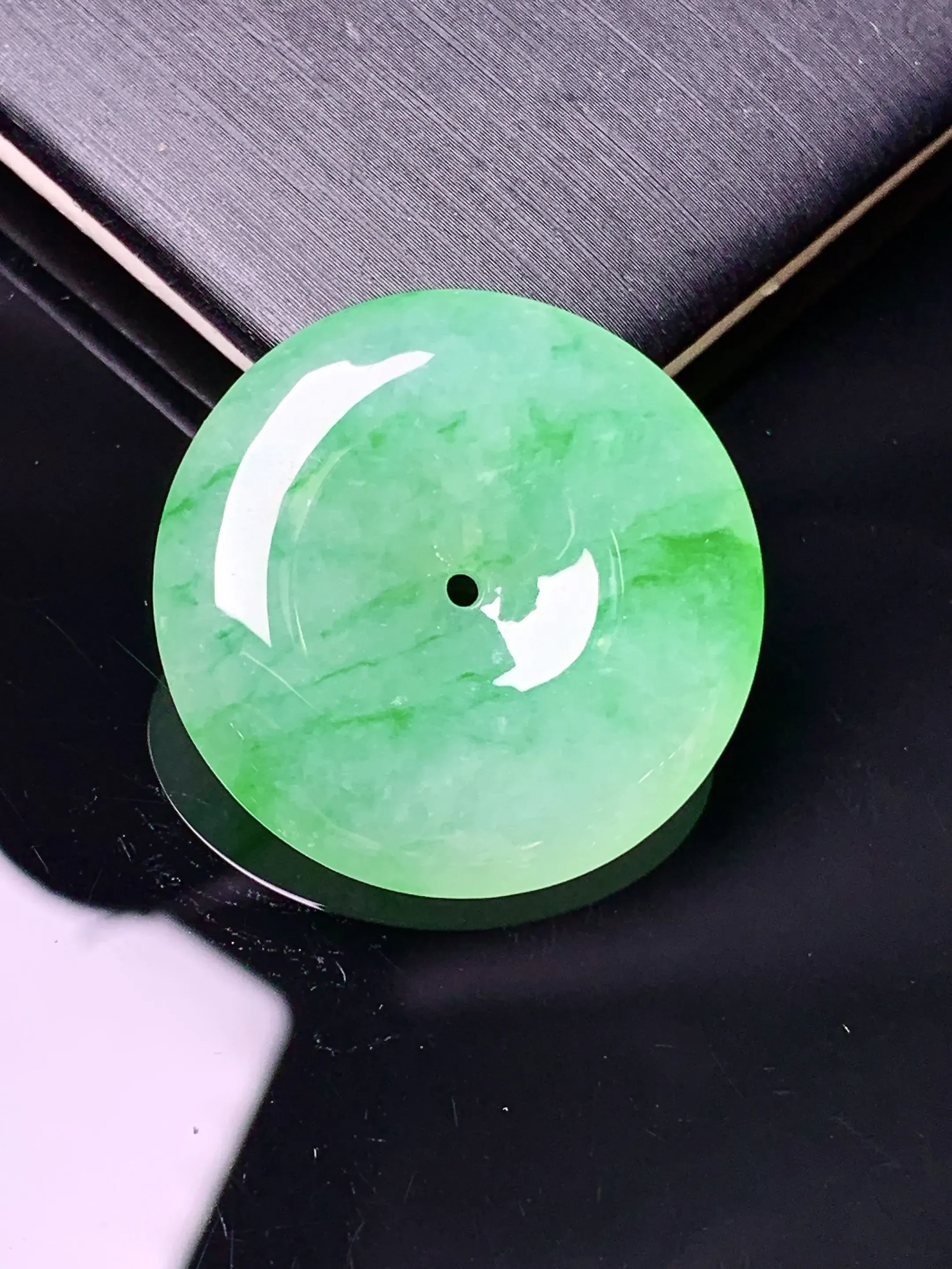 翠绿平安扣吊坠 玉质细腻 色泽艳丽清新 整体尺寸27.3*6