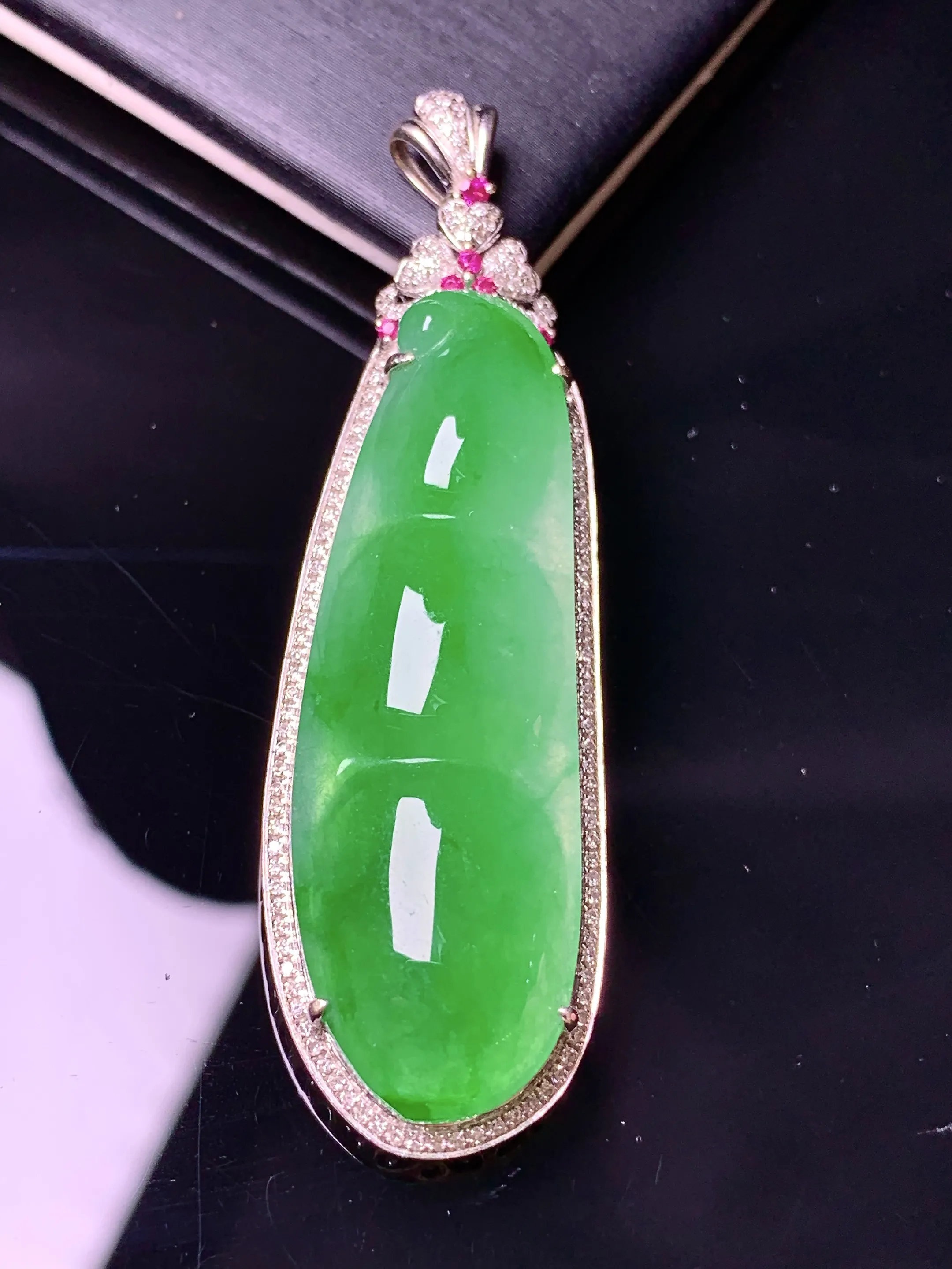 18k金钻镶嵌翠绿四季豆吊坠 玉质细腻 色泽艳丽清新 整体尺寸54.7*16.2*8.8