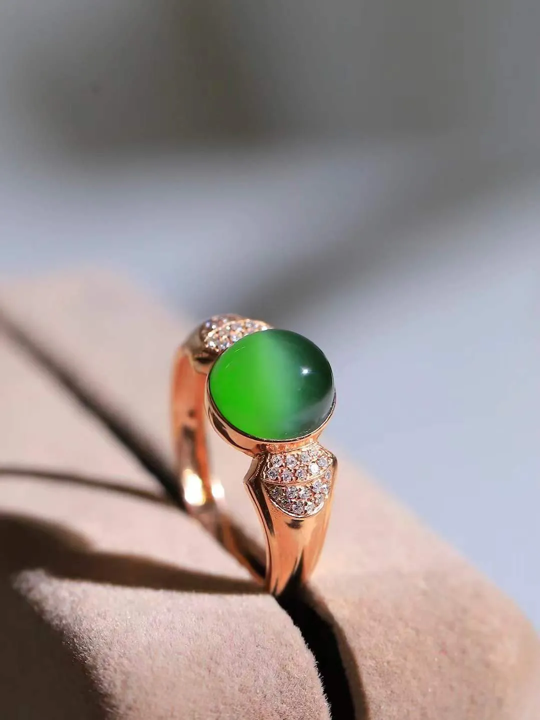 【金镶玉.戒指】

精品和田玉碧玉猫眼18k金镶嵌戒指 玉质细腻温润 油性十足 ，不论时光如何流转变化，这枚戒指始终闪耀着最初的光芒。精工镶嵌18K金 （保真金 可检测贵金属18K金） 重2.6克 尺寸17-8.5-7.8mm 78171455A