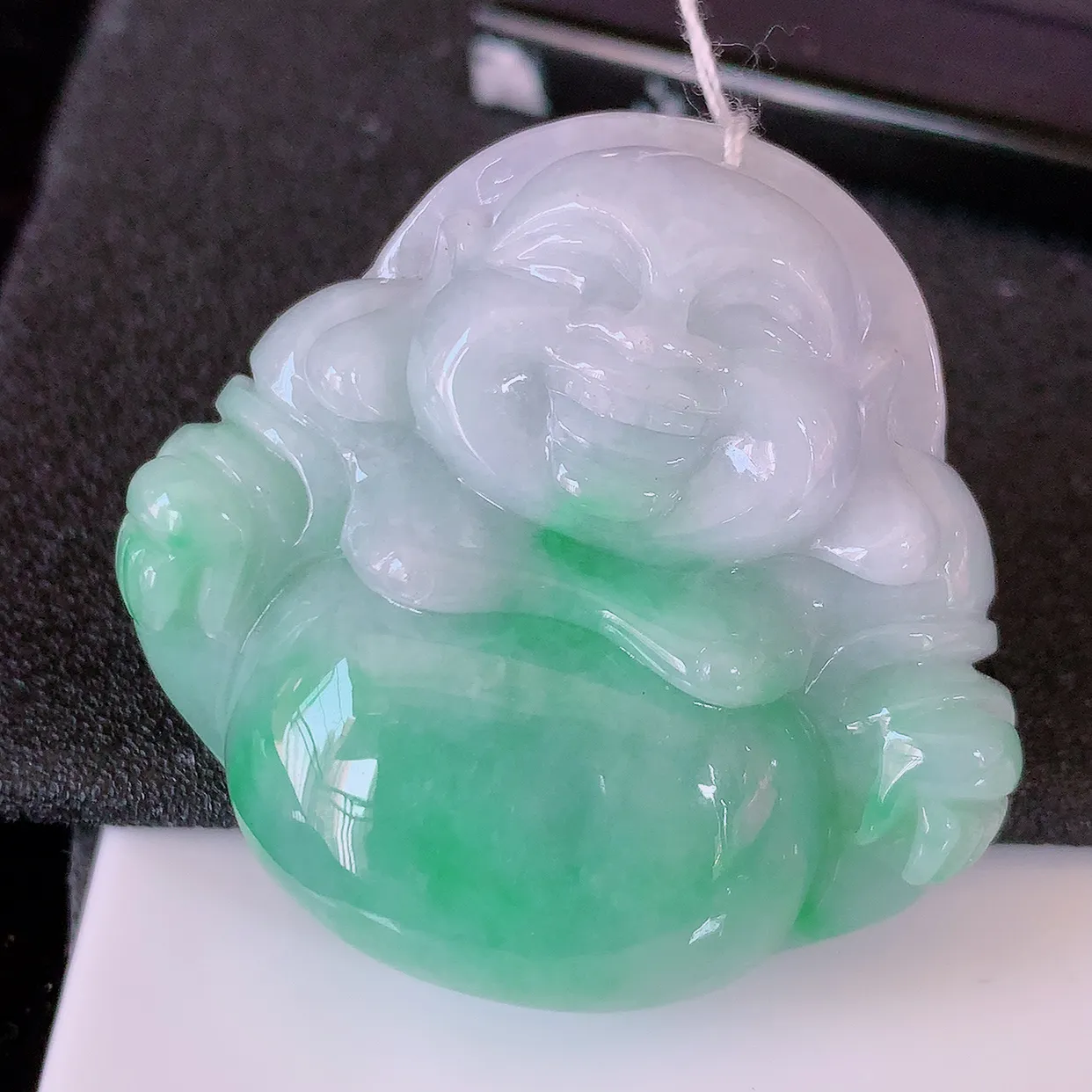 自然光实拍，大件厚装冰润飘绿翡翠佛公吊坠，开心笑佛，种老水足，颜色漂亮，立体饱满圆润，佩戴效果赞#46.13