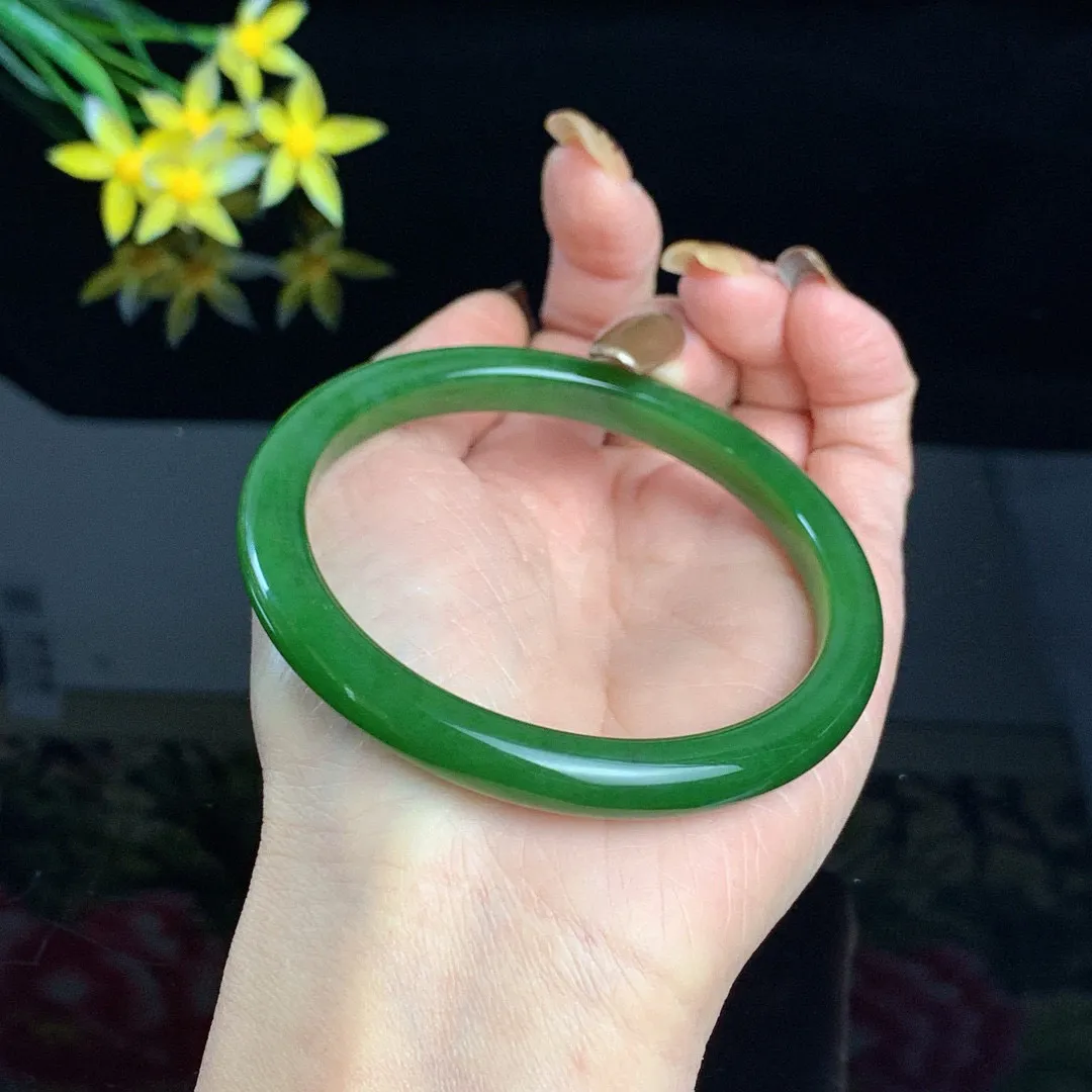 和田玉61圈口阳绿色碧玉手镯！玉质细腻油润 底色纯净 无裂无黑无棉 脂粉好，品质高