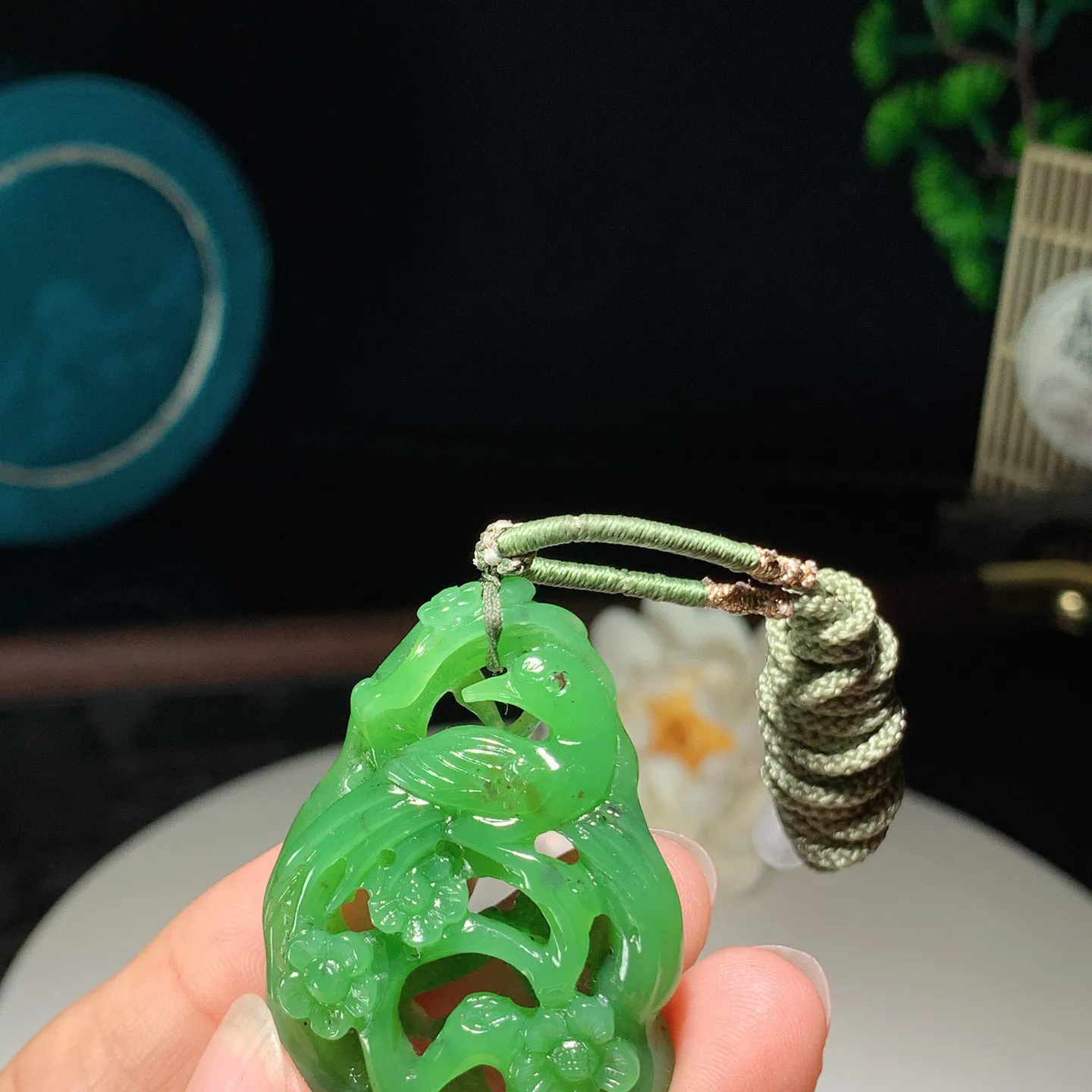 和田玉阳绿俄罗斯碧玉喜上眉梢挂件 尺寸44/30/10重16克 玉质细腻油润 底色纯净 脂粉好，品质好。lt260114