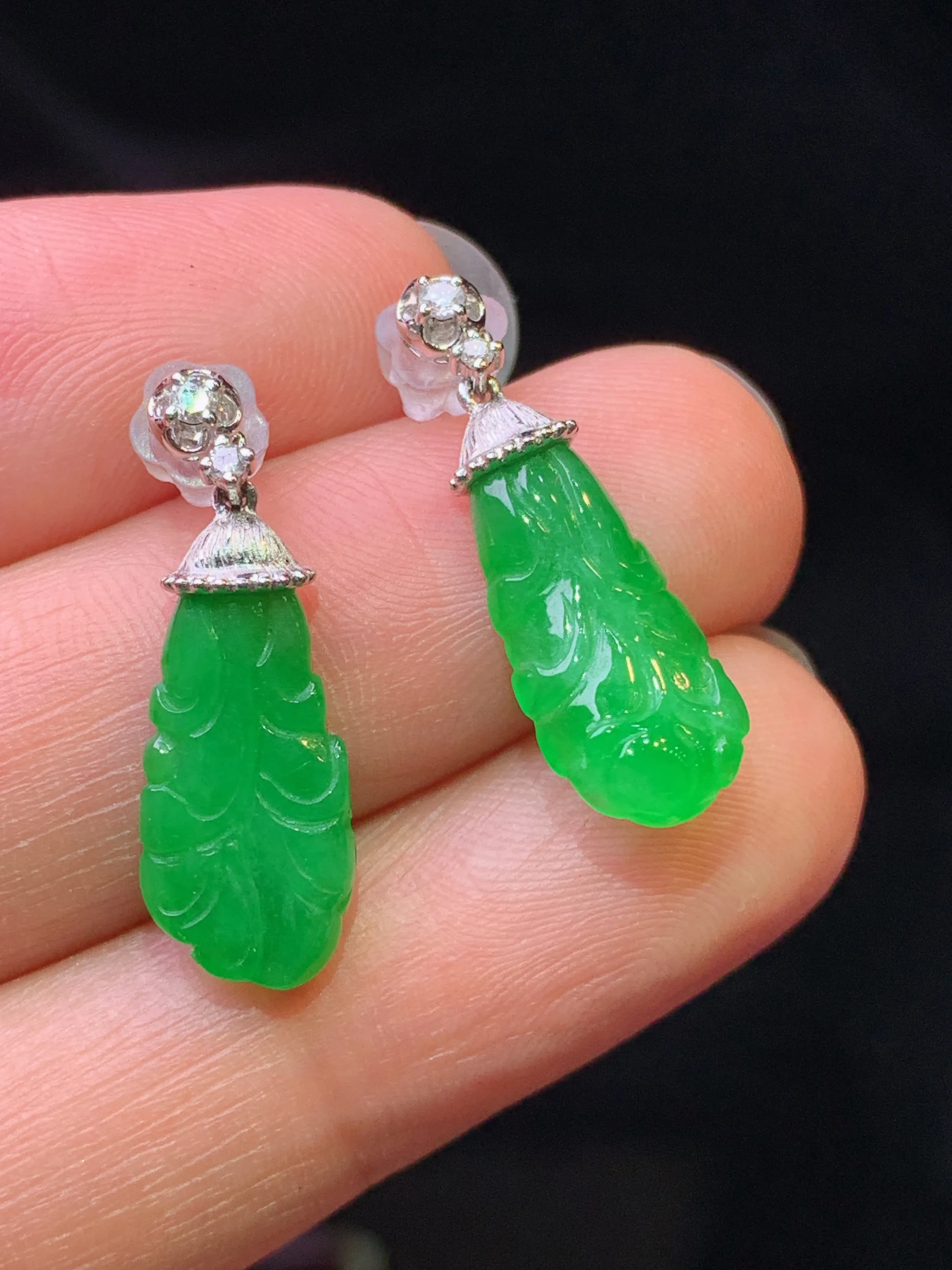 18k金钻镶嵌翠绿白菜耳钉 玉质细腻 色泽艳丽清新 整体尺寸23*7.5*2.8