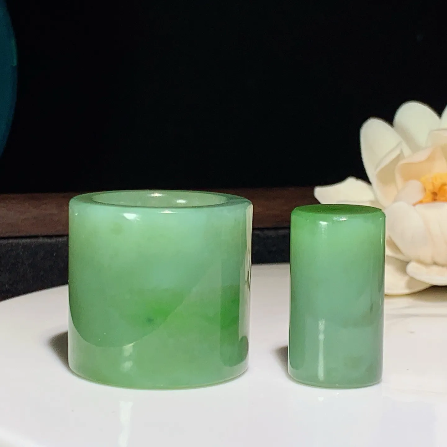 和田玉白飘阳绿俄罗斯碧玉扳指 内径21.5尺寸30/4重54.5克 玉质细腻油润 底色纯净 脂粉好，