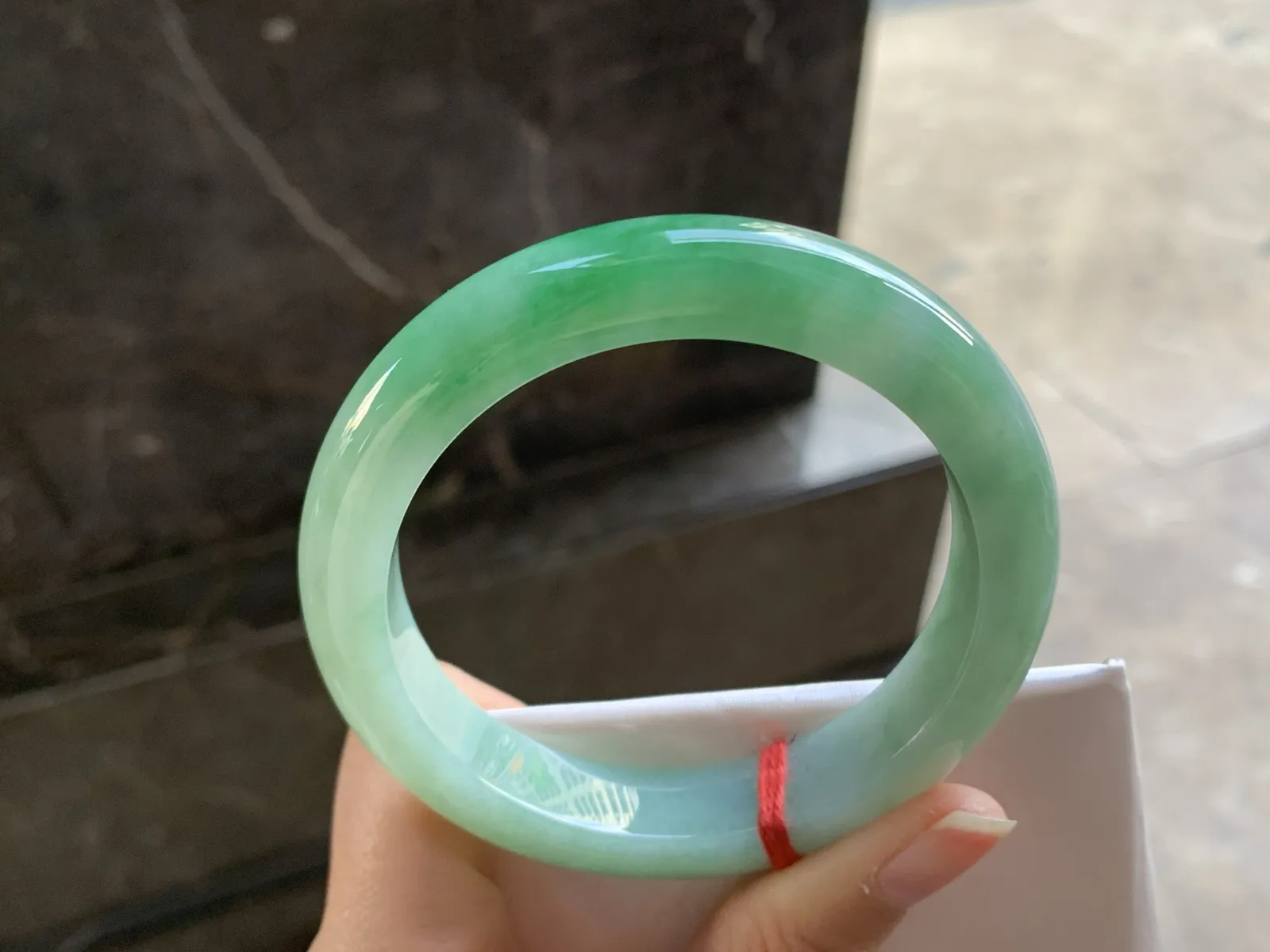 58-12.4-9.3

绿色手镯^_^鲜艳 玉质温润 底妆细腻