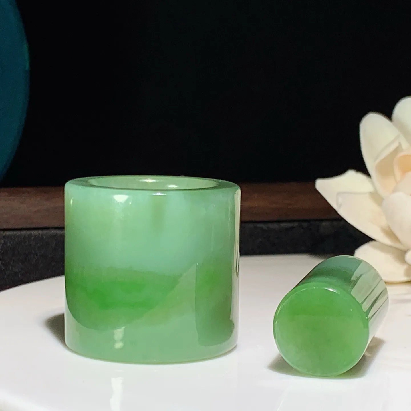 和田玉白飘阳绿俄罗斯碧玉扳指 内径21.5尺寸30/4重54.5克 玉质细腻油润 底色纯净 脂粉好，