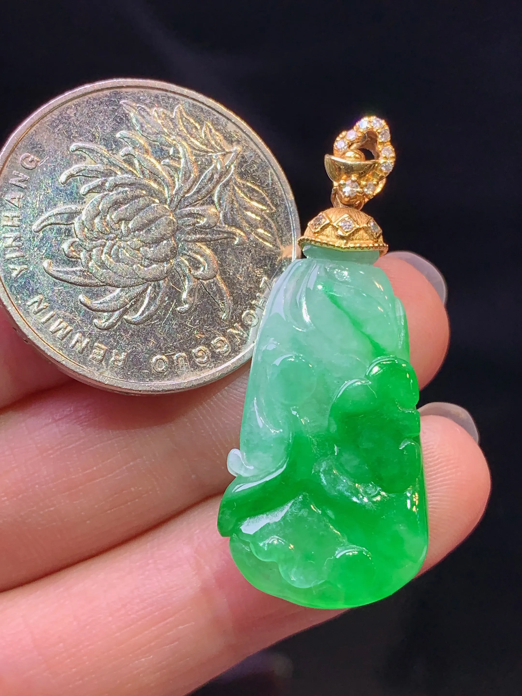 18k金钻镶嵌翠绿白菜吊坠 玉质细腻 色泽艳丽清新 整体尺寸37.2*15.8*5