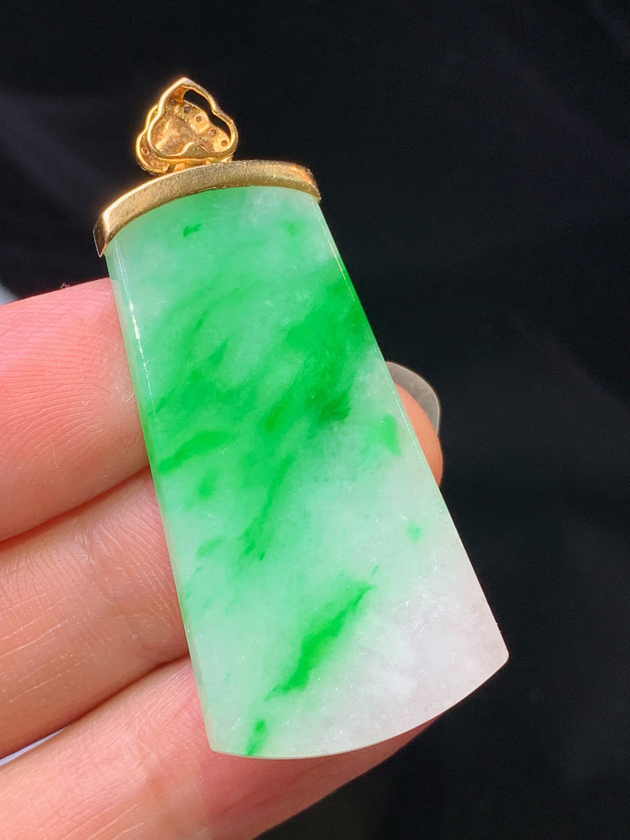 18k金钻镶嵌飘绿无事牌吊坠 玉质细腻 色泽艳丽清新 整体尺寸45*20*2.8