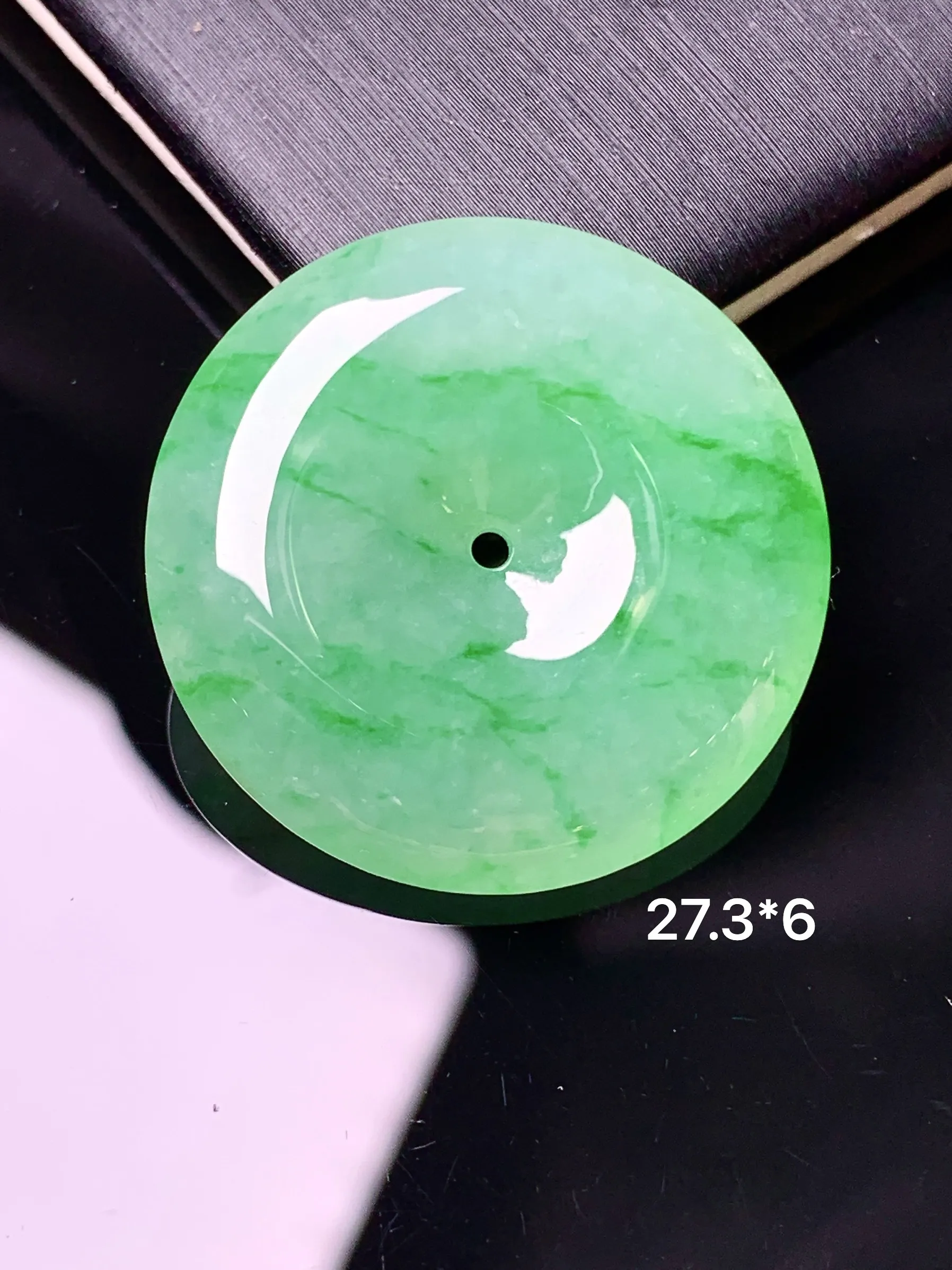 翠绿平安扣吊坠 玉质细腻 色泽艳丽清新 整体尺寸27.3*6