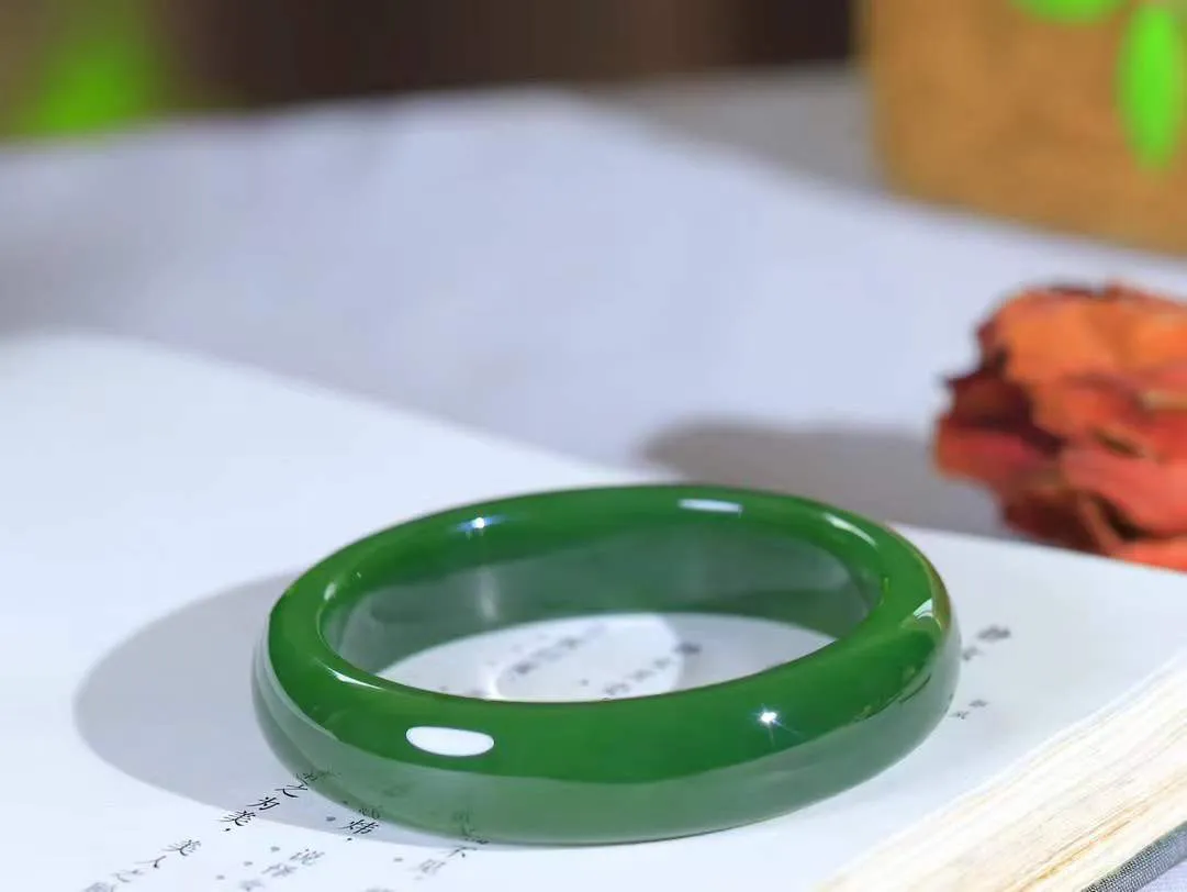 【碧色荡漾·手镯】

精品️和田玉碧玉手镯，玉质细腻温润，手感舒适，️线条流畅，简约大气，美自天成，佩戴于腕间，婉约之美，举手投足间透出那份低调奢华，醉人心扉。重60.2克 内径圈口56mm尺寸14.4-8.1mm FDL-771203032