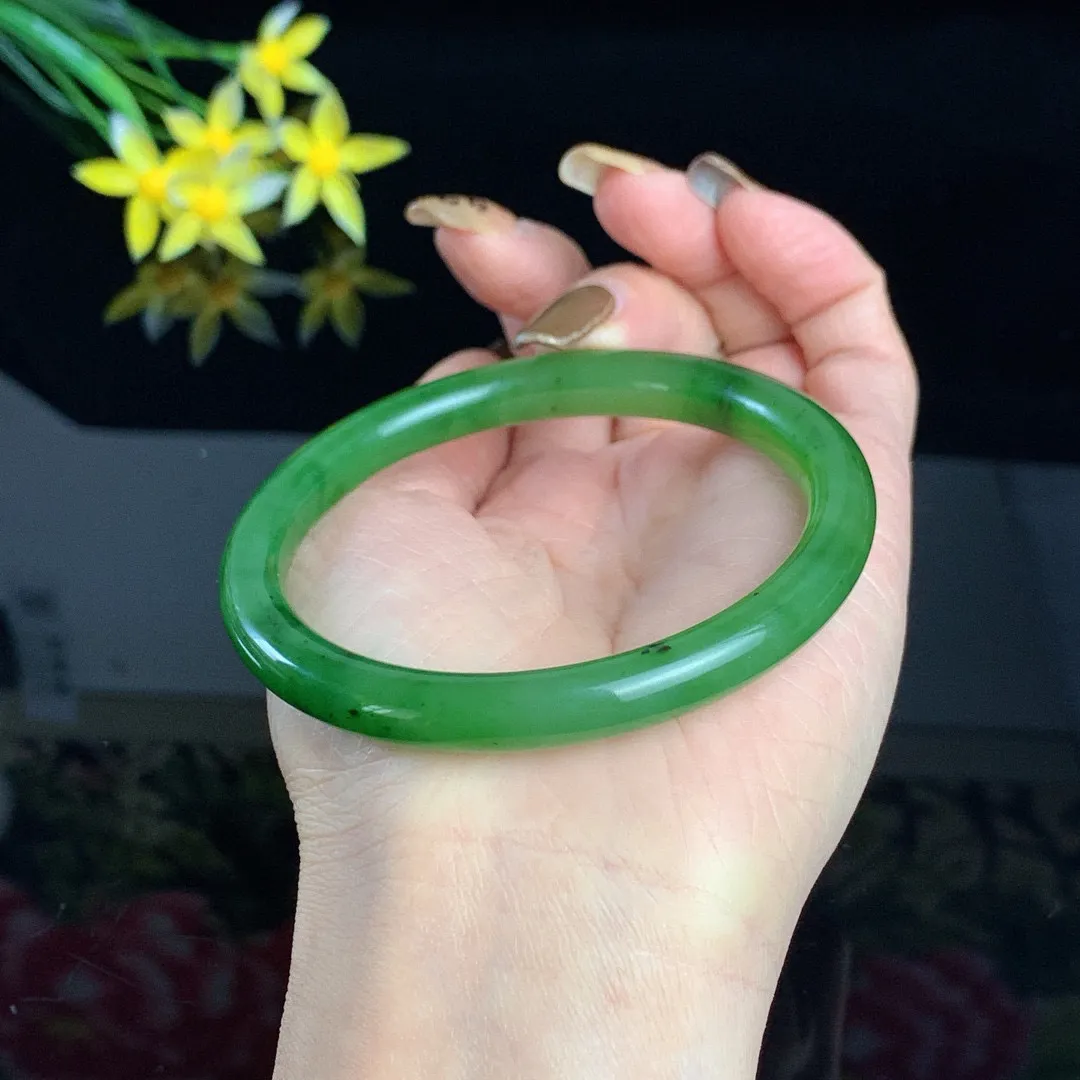 和田玉60.5圈口阳绿色碧玉手镯！玉质细腻油润 底色纯净 无裂无棉 脂粉好，品质高
