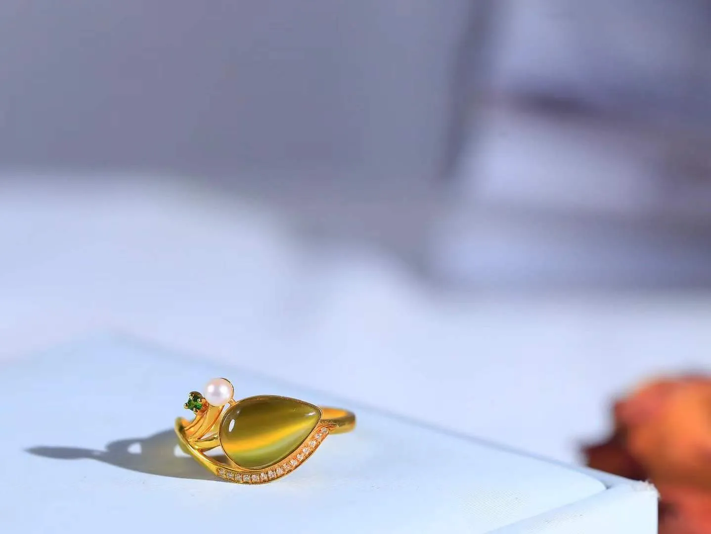 【金镶玉.戒指】

精品和田玉碧玉猫眼18k金镶嵌戒指 玉质细腻温润 油性十足 ，不论时光如何流转变