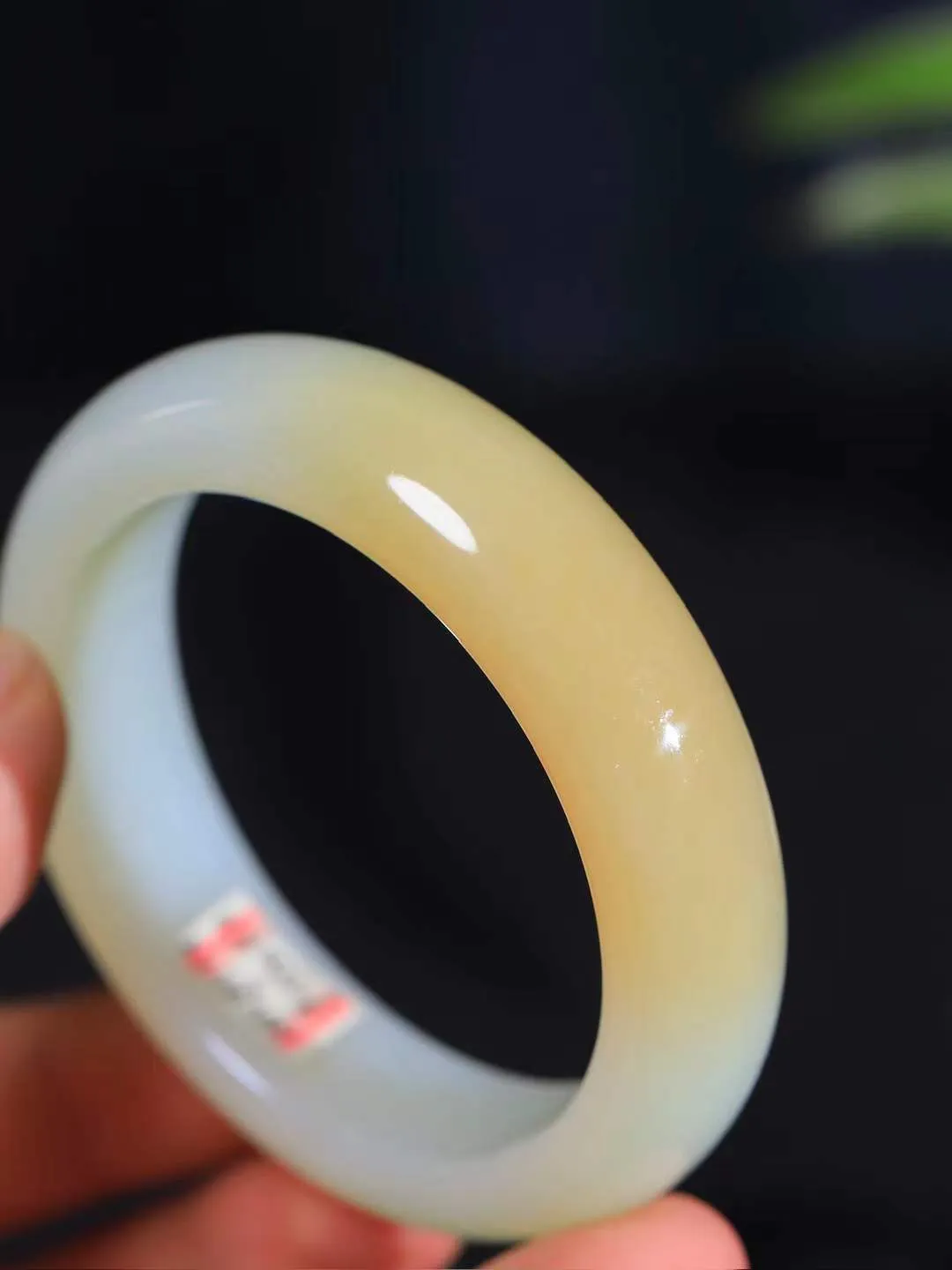 【暖玉生香·手镯】

精品和田玉糖白玉手镯，质地油润细腻，色泽高贵典雅，镯型古朴典雅。在诗情画意的雨巷相遇，你是我腕间的一抹风情，有你眸有深情，清风荡漾湖间静水，我愿俯身低眉，在烟波涟漪处，寻你深情倩影。内径56.5mm尺寸16-9.2mm重72.8克  691203058A