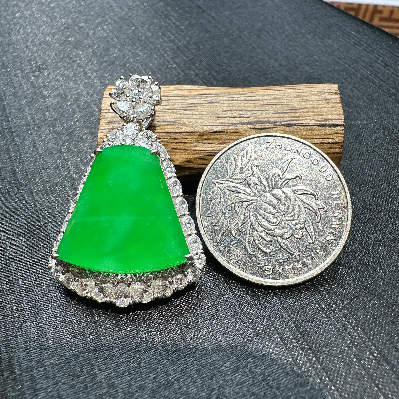 【冰种满绿无事牌】阳绿色泽，种水上乘，通透闪亮，晶莹剔透。18K金钻镶嵌，裸石尺寸18.2*18.9*2.8毫米。