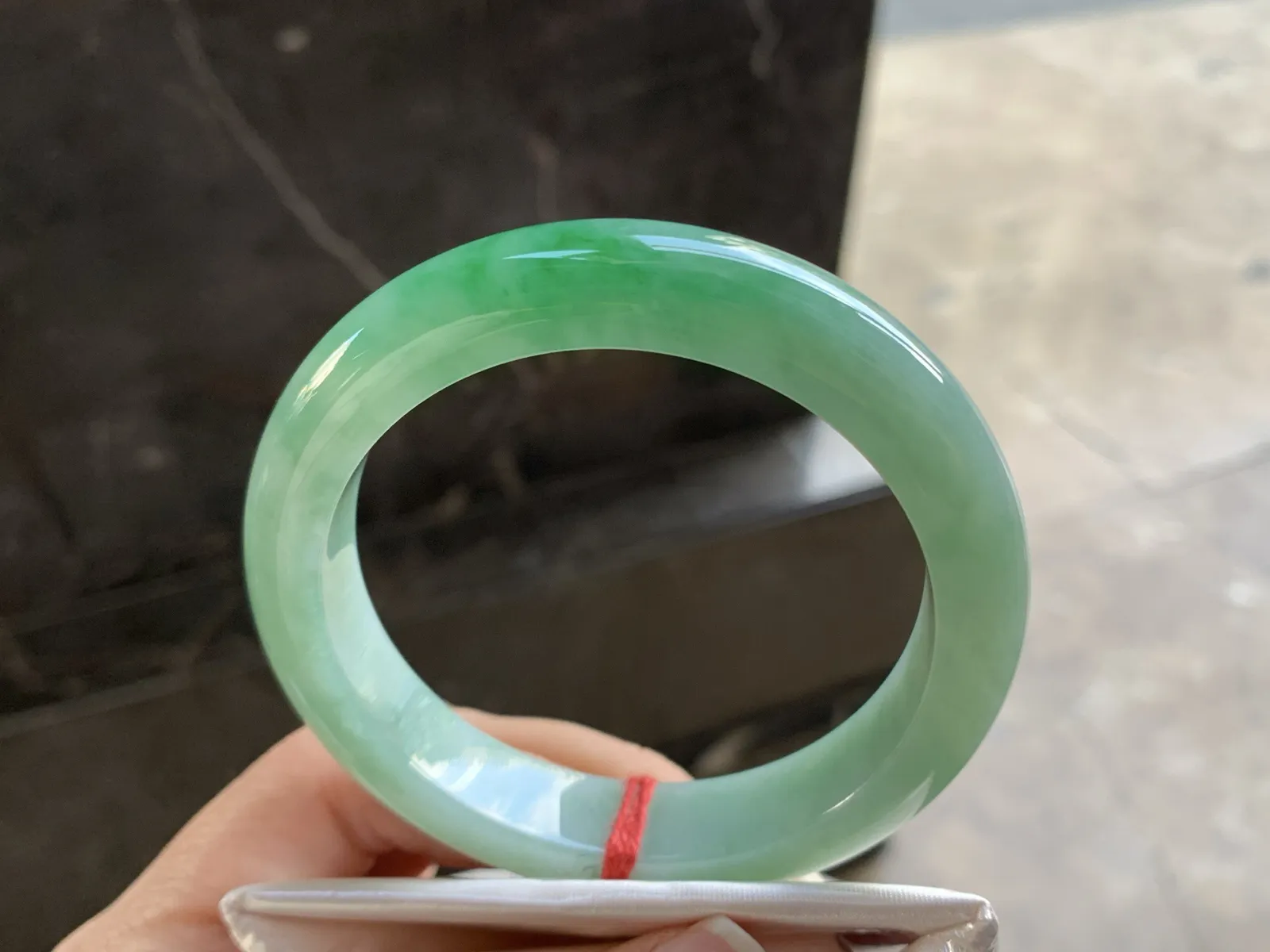 58-12.4-9.3

绿色手镯^_^鲜艳 玉质温润 底妆细腻