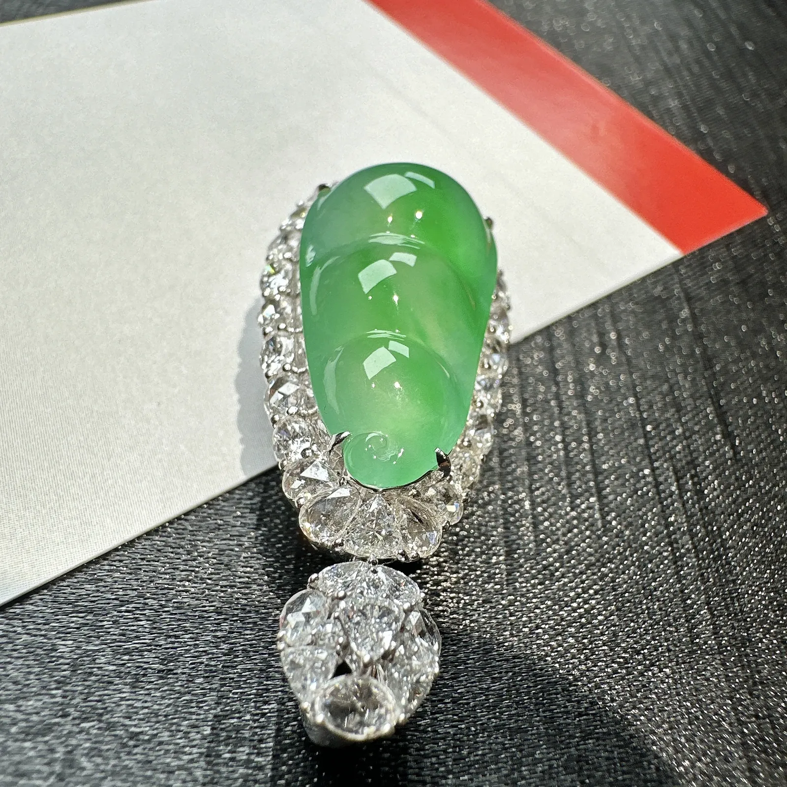 【冰种飘绿福豆吊坠】种地上乘，冰感十足，通透起光，饱满圆润，收藏品质，18k金钻镶嵌，裸石尺寸22.4*11.6*4.9毫米