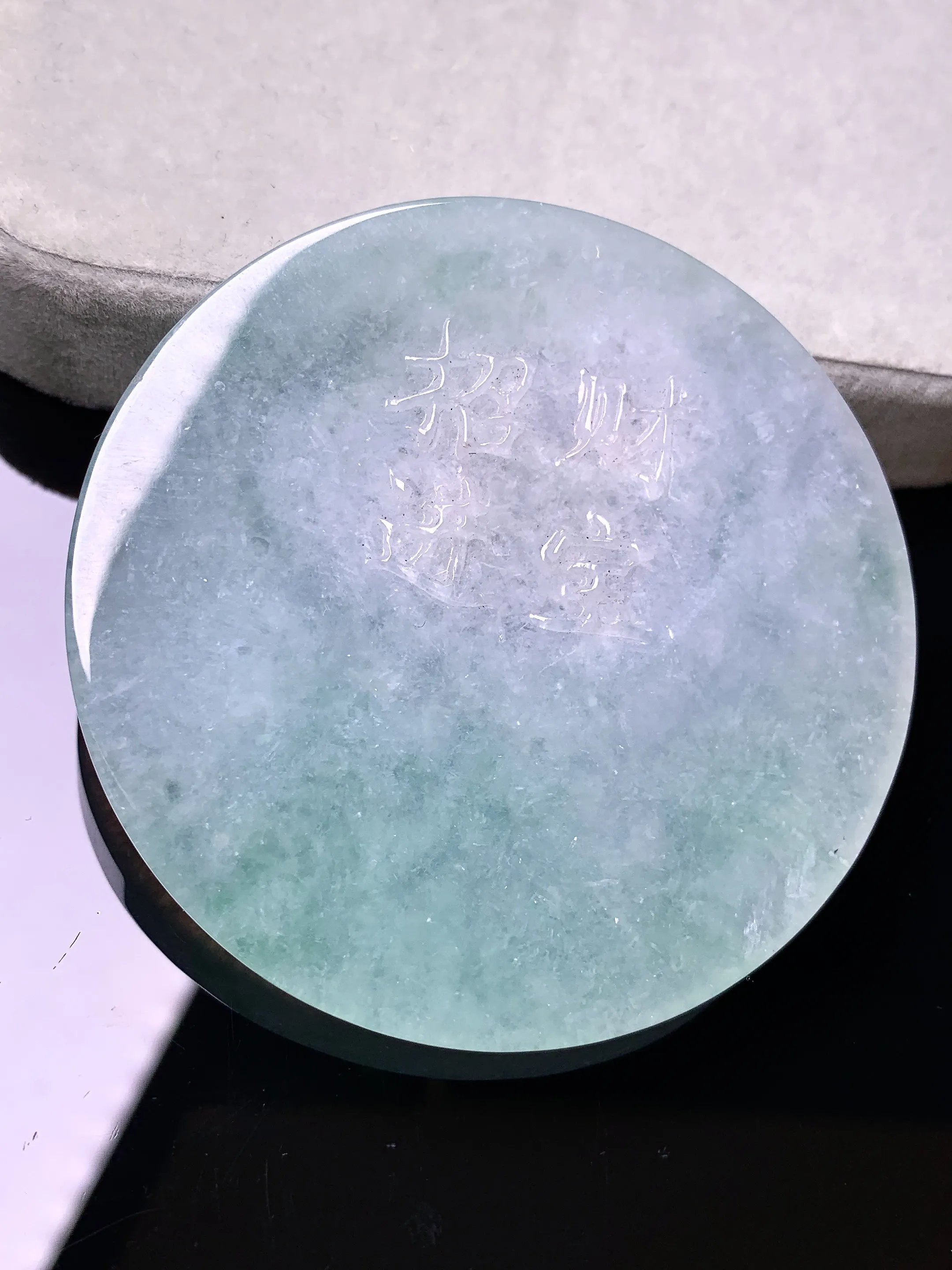 飘花圆牌吊坠 玉质细腻 色泽艳丽清新 整体尺寸57.5*5.2