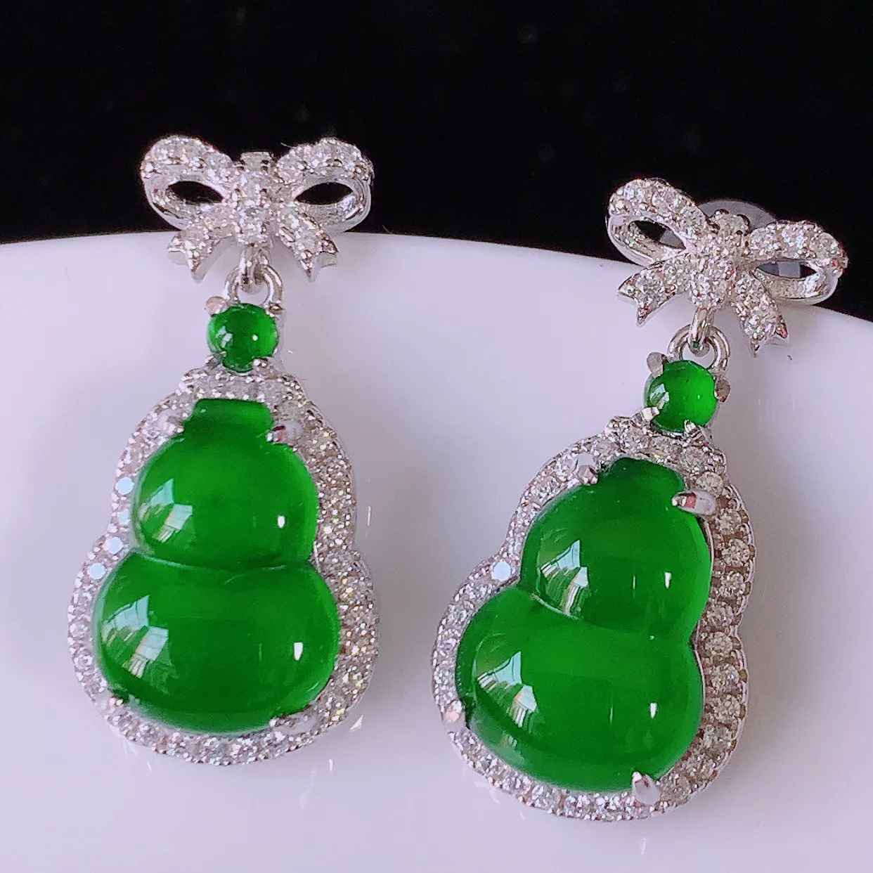 冰透满绿翡翠925银镶嵌葫芦耳坠，自然光实拍，翠色灵动，颜色漂亮，种老水足，品相佳，佩戴佳品！#97