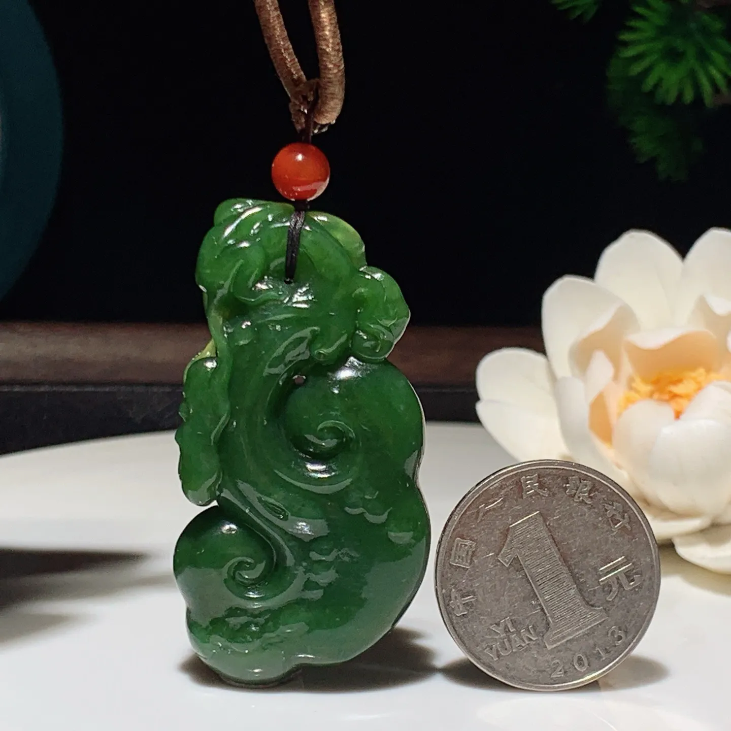 和田玉菠菜绿俄罗斯碧玉如意挂件 尺寸51/27/10重25.4克 玉质细腻油润 底色纯净 脂粉好，品质好。lt260115