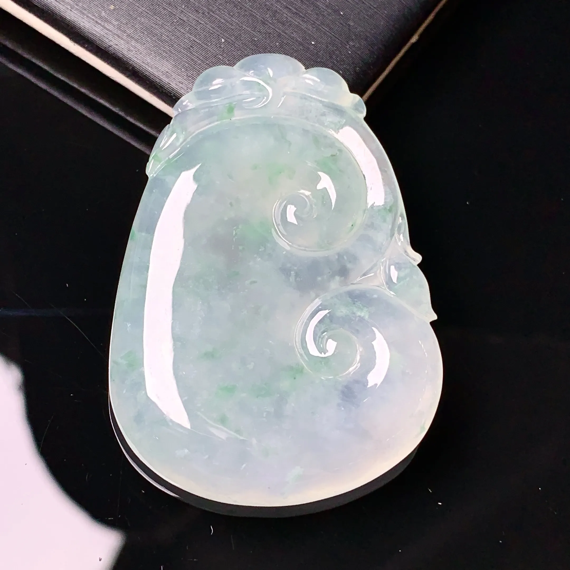 冰种飘花如意吊坠 玉质细腻 色泽艳丽清新 整体尺寸41.7*29*5.6