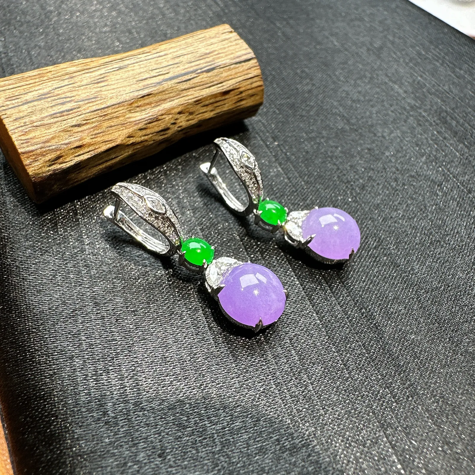 【冰种紫蛋面耳坠】质地细腻，色泽鲜亮，光泽度不错，18k金钻镶嵌，裸石尺寸8.8*8.6*3.8毫米