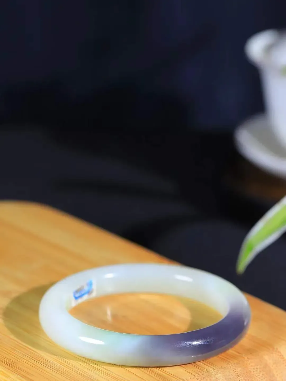 【一见钟情·手镯】

精品和田玉三色手镯。镯型饱满，温润细腻，脂润沁香。️执一卷书，沏一盏茶