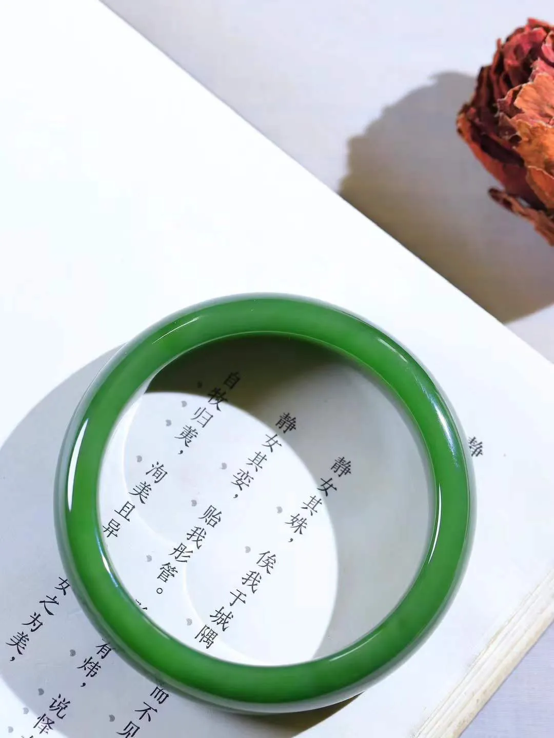 【碧色荡漾·手镯】

精品️和田玉碧玉手镯，玉质细腻温润，手感舒适，️线条流畅，简约大气，美自天成，佩戴于腕间，婉约之美，举手投足间透出那份低调奢华，醉人心扉。重60.2克 内径圈口56mm尺寸14.4-8.1mm FDL-771203032